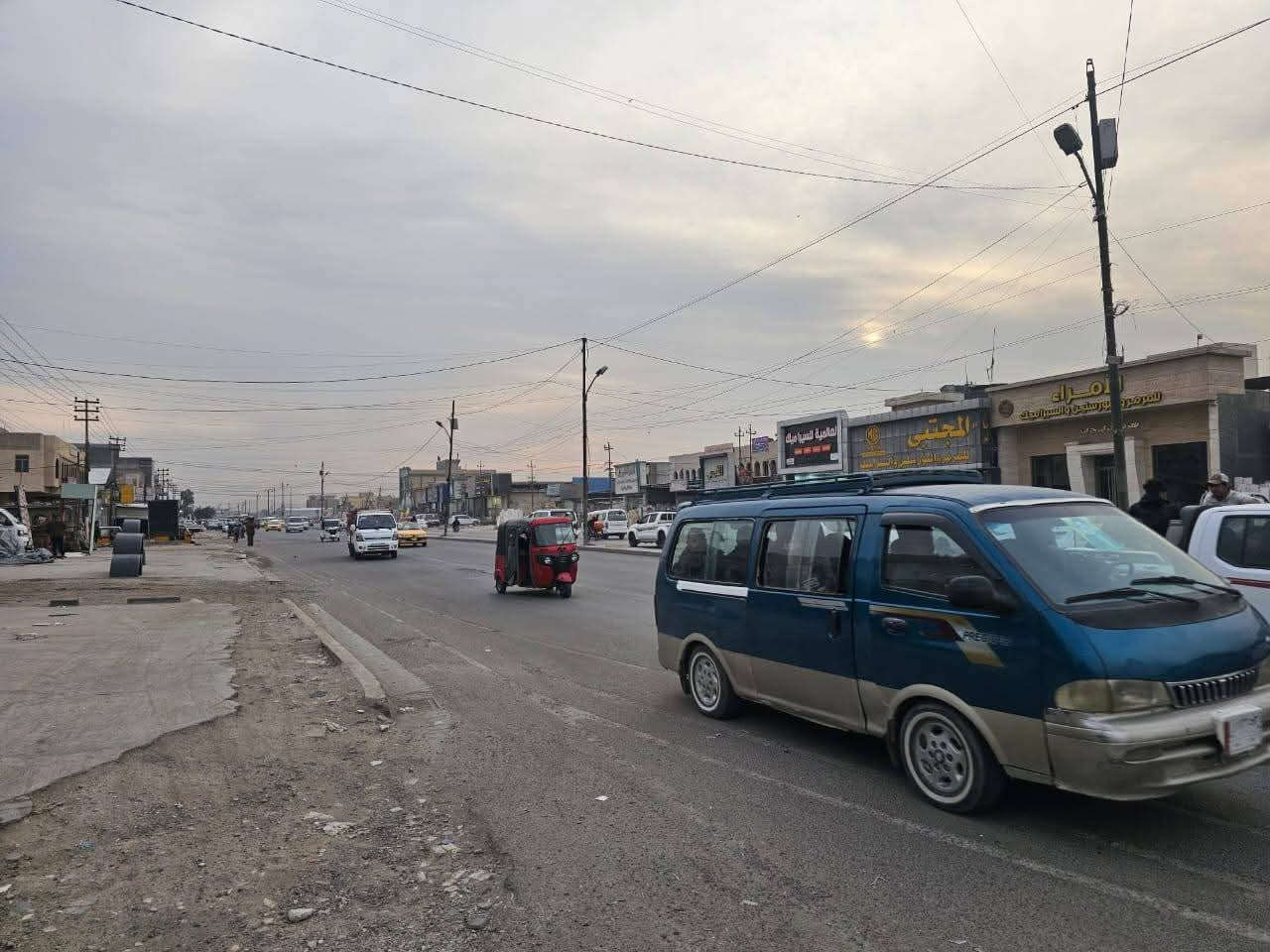 السلام عليكم بيت للبيع مساحة 310 واجهة 14 ونزال 24 طابو صرف بسمي تحويل مباشر مكانه بغداد الكمالية على الشارع العام  قرب الجسر الجديد يتكون كراج يتسع 5 سيارات كبير جداً وحديقه  الطابق الأول  استقبال ومطبخ وغرفتين نوم وحمامات داخليه وخارجيه وصاله الطابق الثاني ثلاث غرف نوم وحمامات وبيتونه وسطحين بناء البيت 2007 البيت جاهز للتسليم الفوري الشراي يتصل *********** او ***********
