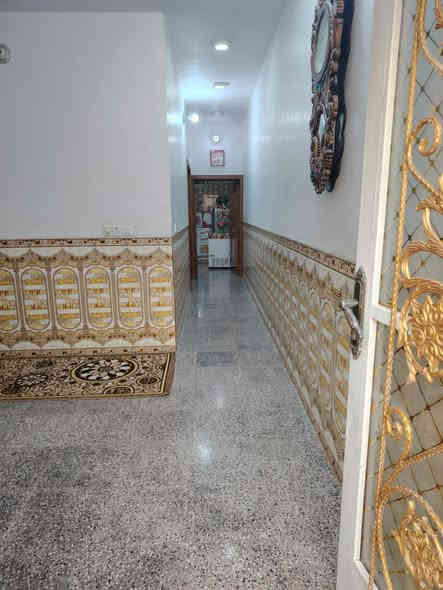 بيت حديث طابق واحد بمساحة80 متر سند 25 اقرار محكمه مباشر بأسم المشتري يحتوي ع غرفة نوم مع صاله واستقبال ومطبخ  مع مجاميع صحيه عدد2-- العنوان كربلاء شارع السيده زينب شارع ابو ماشه خلف مطبخ العتبه بسعر 55 للاستفسار ***********
