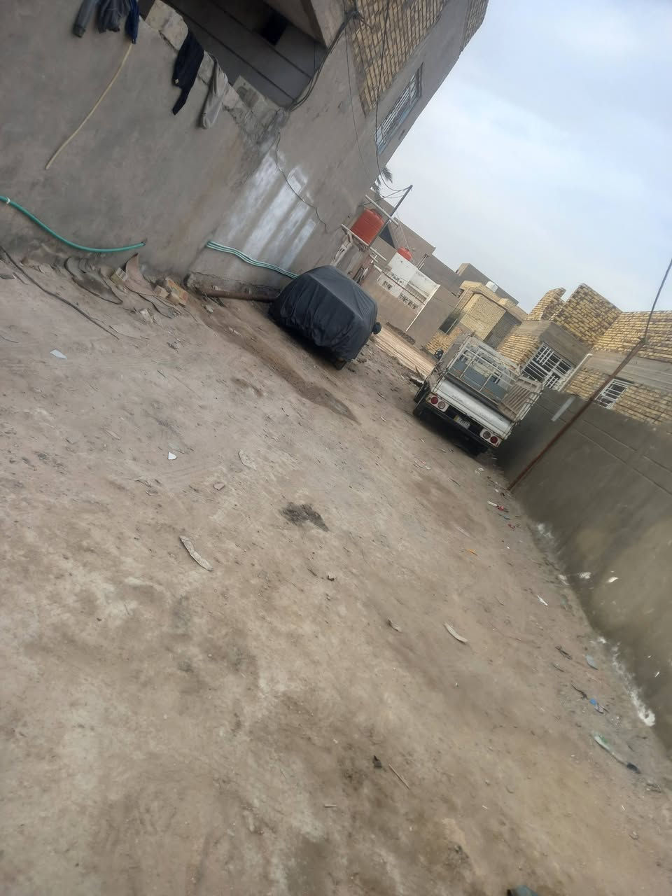 بيت مساحه ٢٠٠ متر ركن  طابو زراعي سند ٢٥ بناء حديث  حله ورديه شارع المشجر  ٤ غرف نوم مع باقي التفاصيل يبعد ٤٠ متر عن التبليط  خدمات متوفره كامله سعر ١٢٠ مع المجال البسيط  استفسار *********** اتصال مع وتساب
