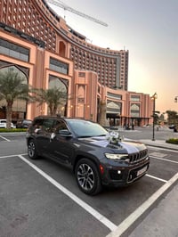 للبيع جيب كراند شيروكي اوفر لاند فول مواصفات  جكات تصعد و تنزل  فتحه س...