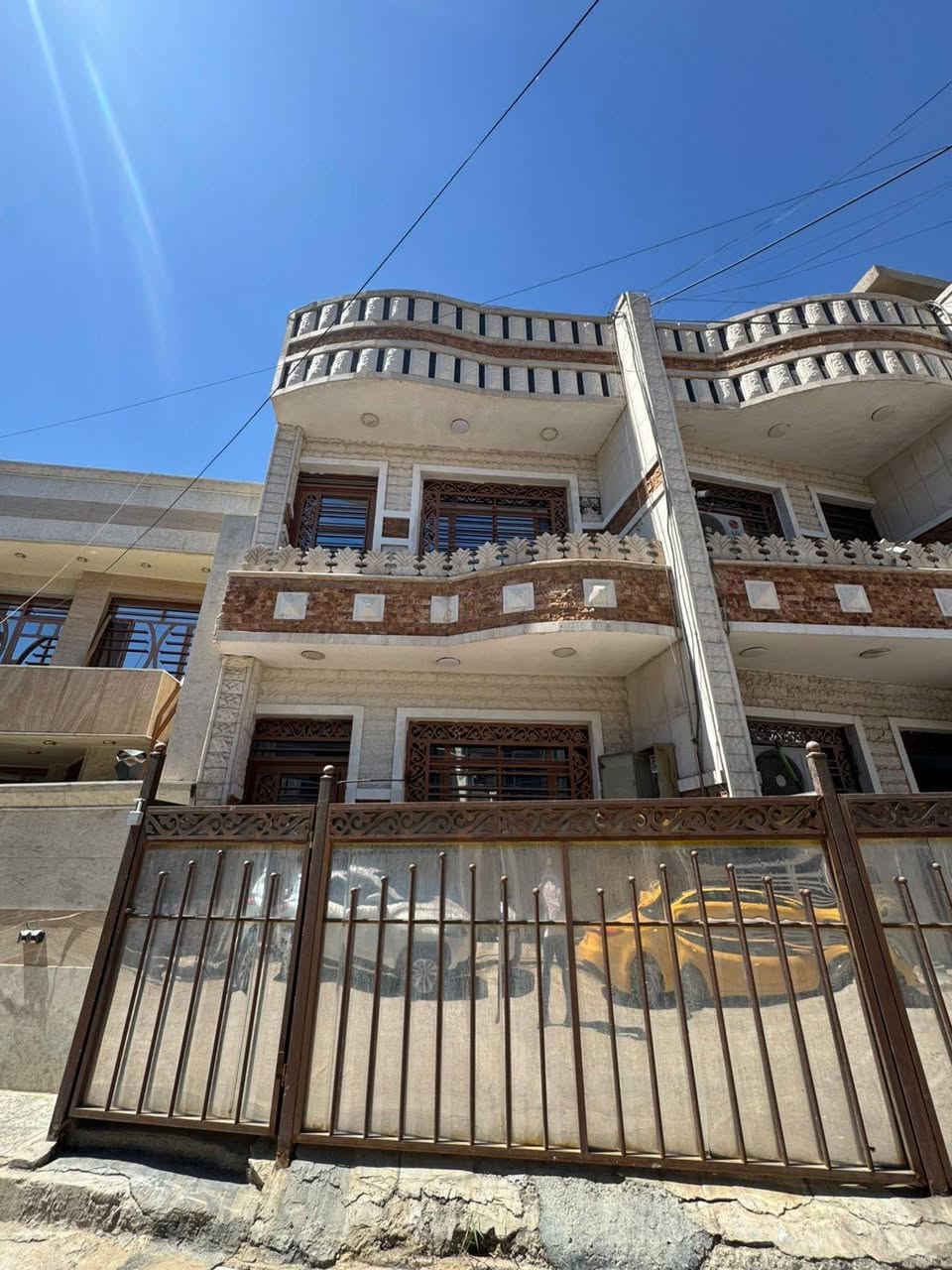 بيت حديث للبيع حي الجهاد الضباط 

مساحة البيت ٧٥ متر
واجهه ٥ نزال ١٥ 
خلف الاربع شوارع
البيت جدا نضيف وحديث بناء 2022درجة اولى موقع ممتاز 

بي 3غرف نوم 
وصاله ومطبخ وحمامات السعر خاص رقم الهاتف ***********
