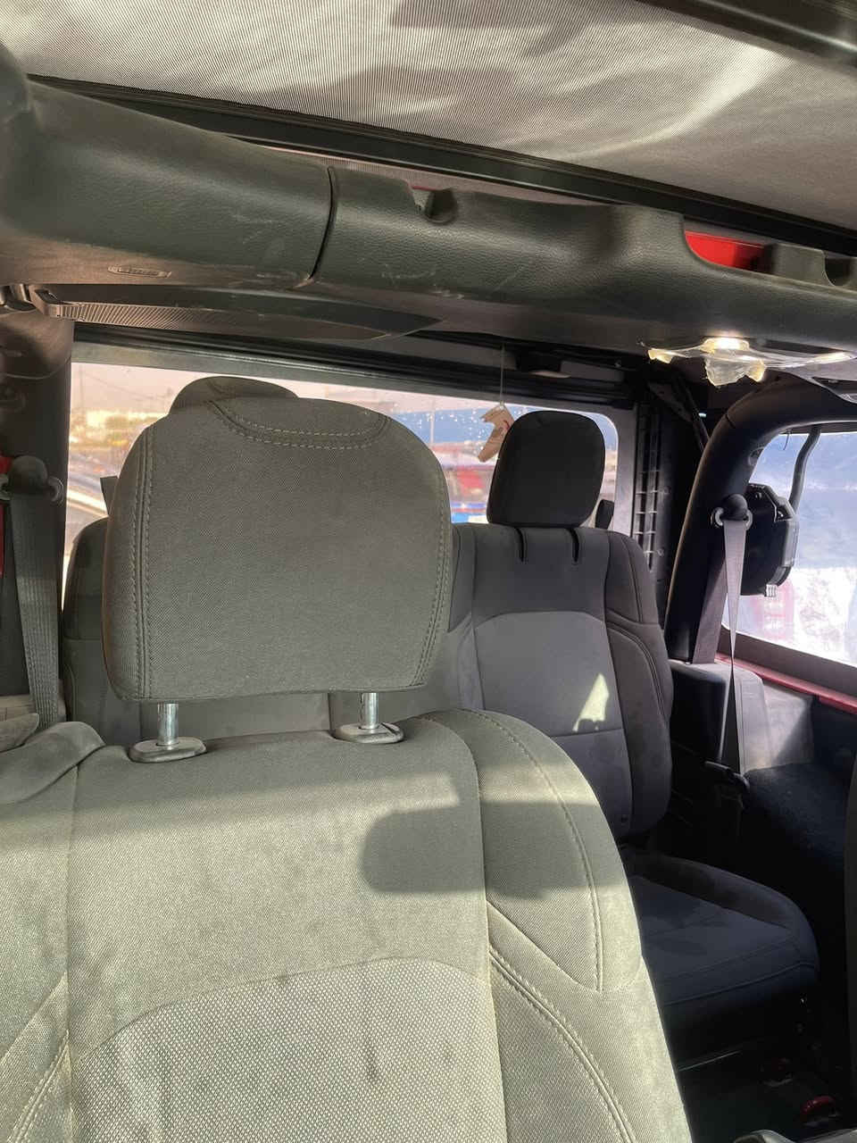 السلام عليكم 

جيب رانكلر 2023 سبورت

4 سلندر تيربو 

ماشيه 14 الف ميل 

تك باب كشف 

ومواصفات السبورت معروفه ميحتاج اذكرهن

بيها صبغ ع كد شبر بطرف البنيد
للاستفسار الاتصال ع الرقم *********** او عالخاص
