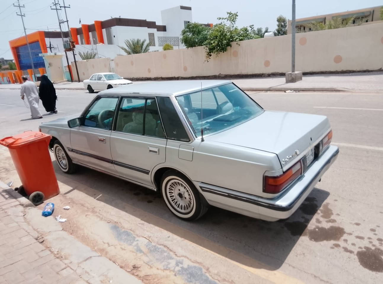 السلام عليكم سوبر موديل 1985 للبيع كير ومحرك بطه تبريد ثلج تخم تاير جديد رقم بغداد نكليزي سنويه جديده صدر جديد كهربائيات كله شغاله السعر 45 مكان السيارة واسط الصويرة للاستفسار ***********
