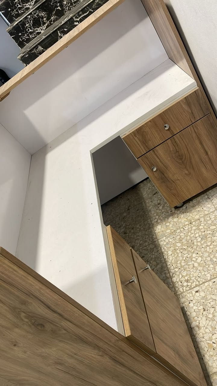 كاشير جاهز للبيع مع ملحق الضهر خشب بلونه ديكور كامل مع الاناره الي تثبت بي بنظام بروفايل للحائط متر في متر ونص العرض ارتفاع ٨٠ قياس ستندر شغل درجه اولى استعمال ٣ اشهر نظيف واضح سويته ٧٥٠ الف 
رايده ٤٥٠ الف مكاني نجف 
***********
