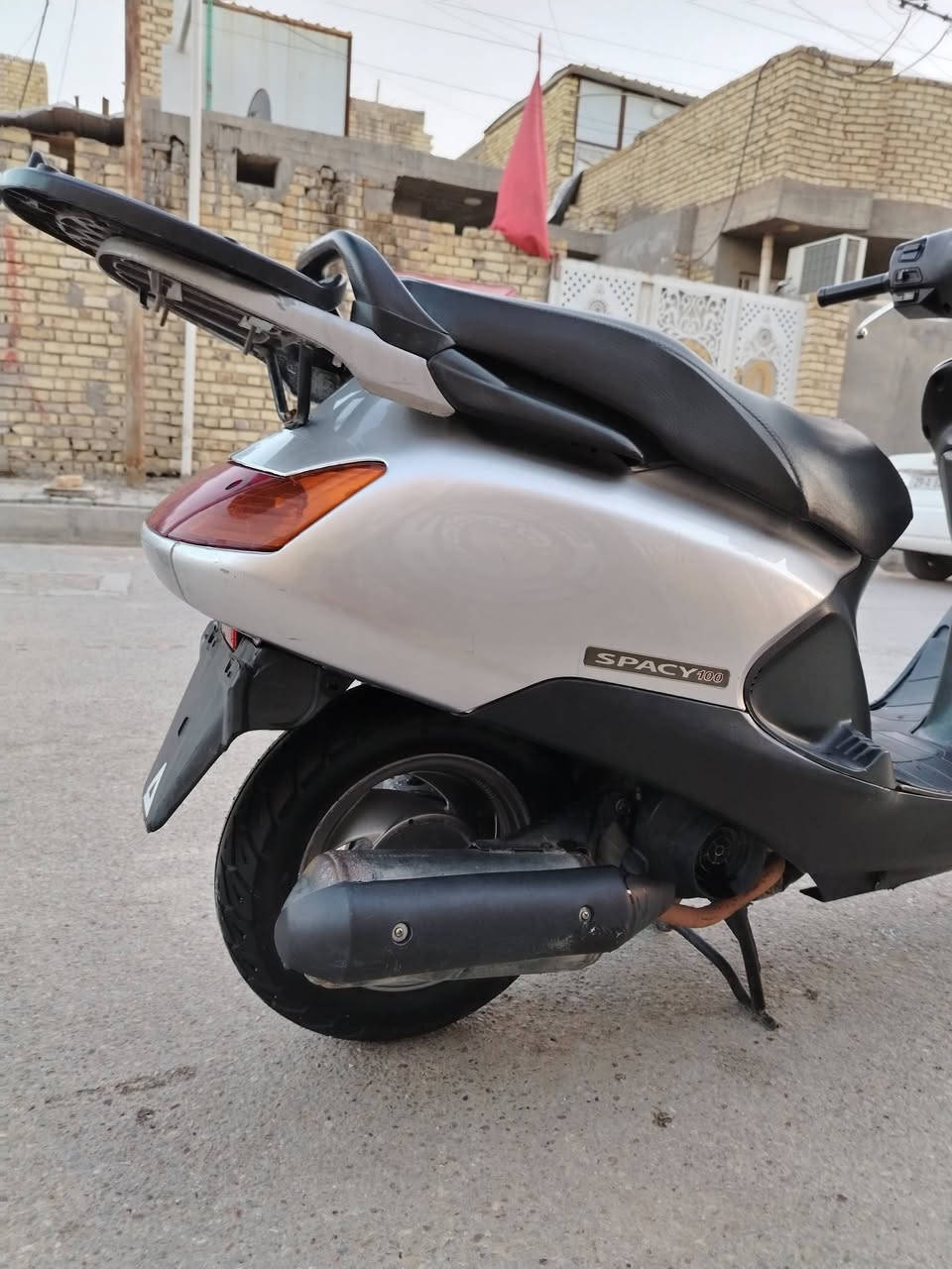 السلام عليكم سبيسي ياباني للبيع مكينه مكفوله كابريتر بلادي. كفرات بلاديه. الدراجه عوزه بس لسان مال قفل الي بل كشن ولباقي كله شغال سلف هندر بريك امامي خلفي هورن اشاير يمنه يسره. السعر مليون وبيه مجال حك الجيه. المكان كوت فلاحيه الاستفسار اكثر عله الرقم ***********
