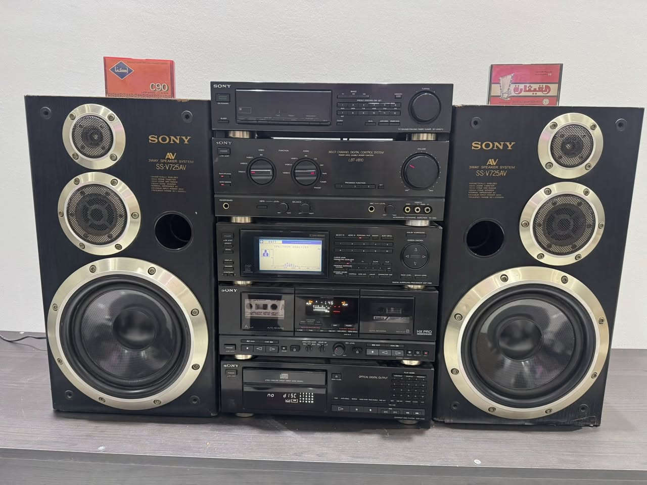 (يدعم تقنيه البلوتوث) هذا النظام الصوتي هو من فئة Sony Liberty، وبالتحديد الموديل Sony LBT-V810. 
يُعرف هذا النظام كونه إصداراً يابانياً عالي الجودة من فترة التسعينيات، ويتميز بتصميم "البرج" المكون من عدة طبقات منفصلة تشمل: 
المضخم (Amplifier): طراز TA-V810.
المعالج الرقمي (Digital Surround Processor): طراز SDP-V810، والذي يحتوي على الشاشة المركزية المميزة لعرض مستويات الصوت (Spectrum Analyzer).
مشغل الأقراص (CD Player): طراز CDP-V810.
مسجل الكاسيت المزدوج (Double Cassette Deck): طراز TC-V810.
الراديو (Tuner): طراز ST-V810TV.
مكبرات الصوت: تظهر في الصورة مكبرات صوت من طراز SS-V725AV. 
يتمتع النظام بقدرة خرج صوت تصل إلى حوالي 180 واط، ويدعم أنظمة الصوت المحيطي (Surround) مع إمكانية إضافة مضخم صوت فرعي (Subwoofer). (يدعم تقنيه البلوتوث)
السعر 500 الف


**إذا كنت صاحب هذا الإعلان وتريد حذفه لأي سبب، رجاءا أرسل رسالة إلى الدعم الفني**