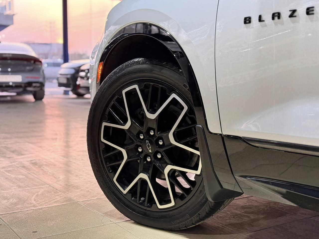 #المركبة : شيفرولية بلايزر موديل 2024 فئة ار إس  RS ( أعلى فئة ) فول مواصفات لون ابيض لؤلؤي
#عداد_المسافة : 2 الف ميل حقيقي ( زيرو )
#الضرر  : مياة امطار
#الرقم : بغداد

#المواصفات : 

▪️السيارة : شوفرليت بليزر ار إس BLAZER RS
▪️الموديل : 2024
▪️المحرك : 3.6L (ستة سلندر) 
▪️حجم الويل : ويل كب اسود اصل حجم 20 مع طقم تايرات كونتينتال بحالة ممتازة
▪️لايتات زينون عالي وناصي مع حاجب LED
▪️بصمات عدد 4 للابواب مع بصمة تشغيل
▪️كامرات محيطية برؤية 360 درجة
▪️رادار امامي مانع تصادم
▪️حساسات الأنحراف عن المسار
▪️رادار جانبي (نقاط عمياء)
▪️حساس خلفي
▪️كشنات السيارة جلد اسود مع تطريز ازرق اصل
▪️تحكم فول كهرباء لكرسي السائق و الراكب
▪️كشن ذاكرة (خزن ميموري) لكرسي السائق
▪️شاشة الدشبول حجم كبير (ايباد)
▪️تبريد قطعتين امامي وخلفي
▪️تدفئة لكشنات المقدمة
▪️جنطة كهرباء
▪️تشغيل عن بعد
▪️سايد بريك دكمة
▪️سستم صوت BOSE 
▪️تحكم ستيرن جهتين بلوتوث وحاكية وكروس سرعة وتحكم صوت 
▪️نظام ABS مانع انزلاق

السعر المطلوب : 230 ورقة مع المجال
 
الاتصال على : ***********

معرض سما دبي لتجارة السيارات والمزادات الامريكية
النجف - المدينة المائية -مقابل حي الجامعة
اهلا ومرحبا بكم
