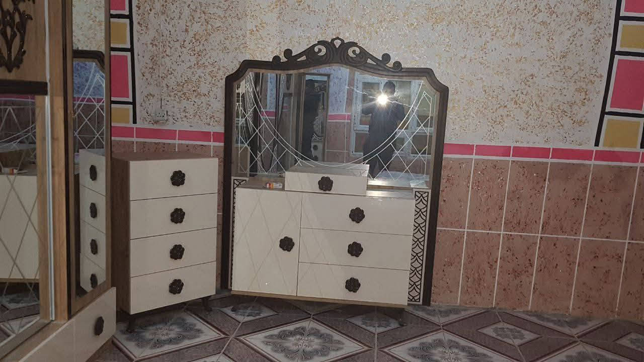 سلام عليكم عندي هاي الغرفة تركي  للبيع الحجم الكبير 11 قطعة مكاني شهربان السعر 700 وبيها مجال 
***********
