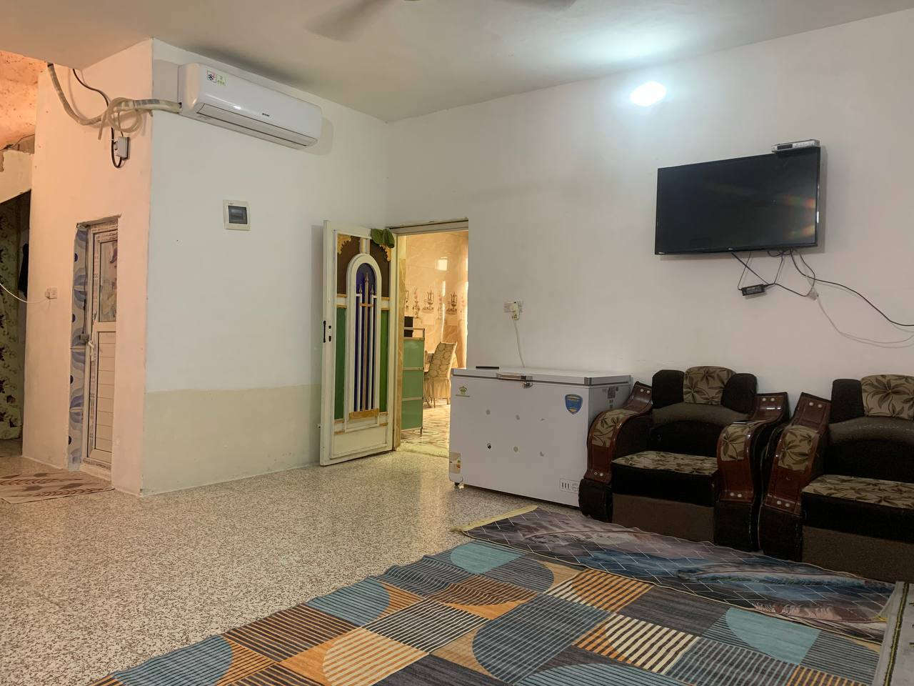 بيت للبيع مساحه ٣٠٠ م
منطقة حي الحكيم شارع ماركة علي الامير قرب المستوصف الحياة صحيه 
بيت يتكون من ستقبال وصاله وغرفتين ومطبخ بناء طابوك وحديقه وكراج البيت يوكن ع شارعين سعره ٧٥ مليون وبيه مجال 
للاستفسار  ***********
