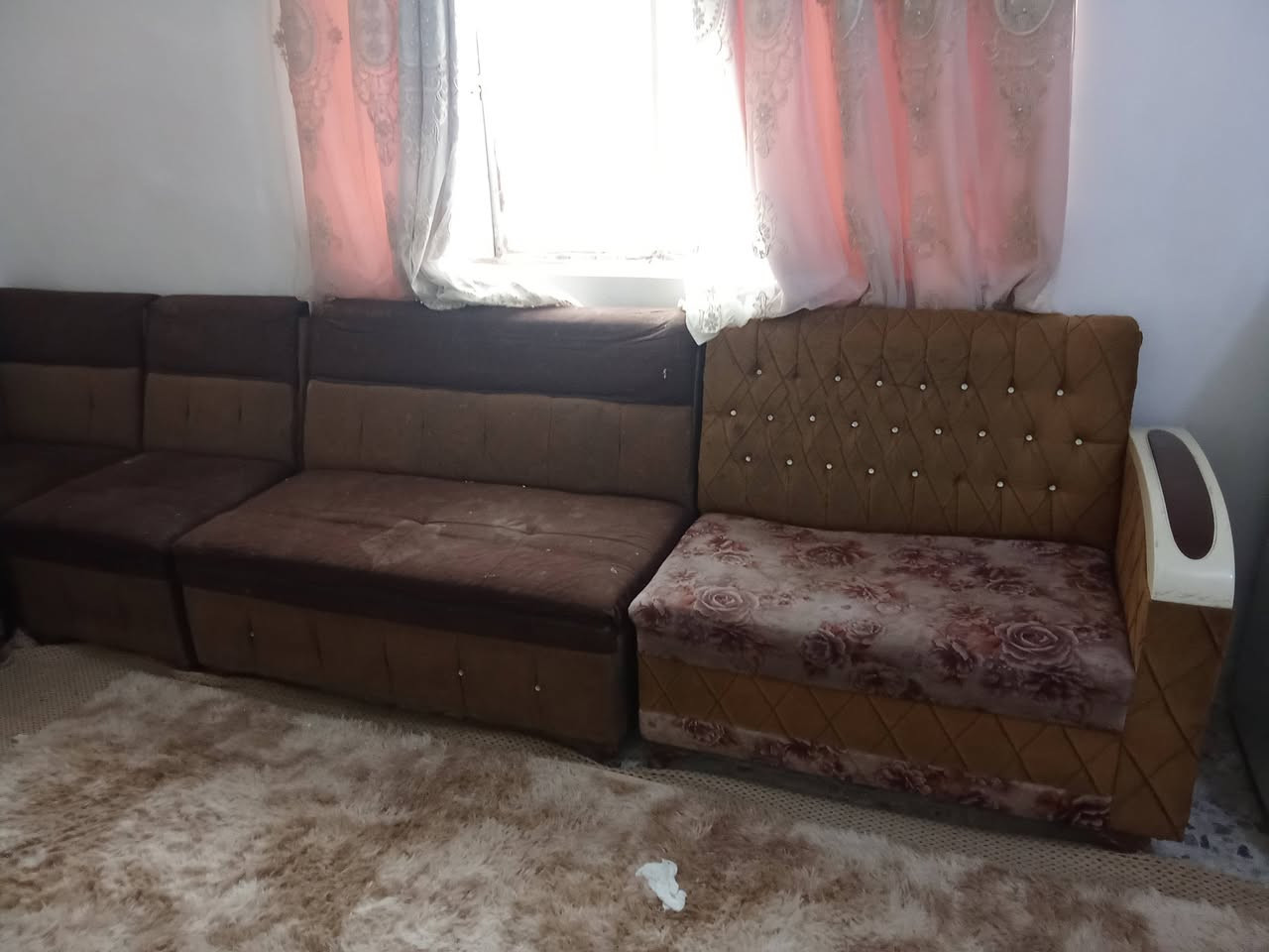 سلام عليكم  تخم  للبيع جديد ما مكسور اي شي بيه رايده 150 وبيه مجال المكان بغداد دورة شارع الكفائات رقم ***********
