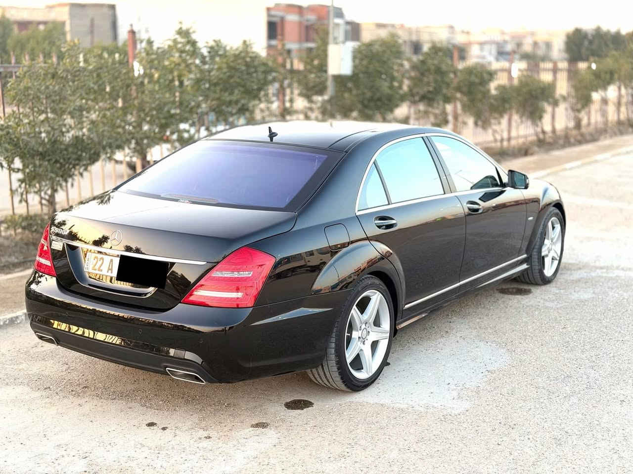 السلام عليكم ورحمة الله
مرسيدس اس كلاس S500 
موديل 2010 وارد الماني 
فول مواصفات للاخير 
كفالة عامة من كلشي 
محرك بنزين  8 سلندر 
ضمان بدون صبغ بدون تبديل بدون تكحيل بدون تعديل
ماشية ٦٠ الف كيلومتر حقيقي  
المواصفات:-
( ابواب كبيره لارج ،  سقف بانوراما ، كامرة حرارية لعرض لطريق امام السائق ،خمس بردات  ،سقف كنتارا . داخل فورميكا  داخل جلد   . شاشات مع طاولة طعام . كامره .كشنات امامي والخلفي متحرك ابواب شفط ..  اوتو هولد  .صندوق شفط وسحب . حساسات امامي والخلفي  ، كشنات واستيرن كهربائي ، كير شفت استيرن .).  
السيارة مابيها اي خلل كهربائي وكير ومحرك كله بشرط 
مامفتوح 
رقم اربيل الجديد . 

العنوان : الديوانية المركز . 

رقم صاحب السيارة
 ***********‬
