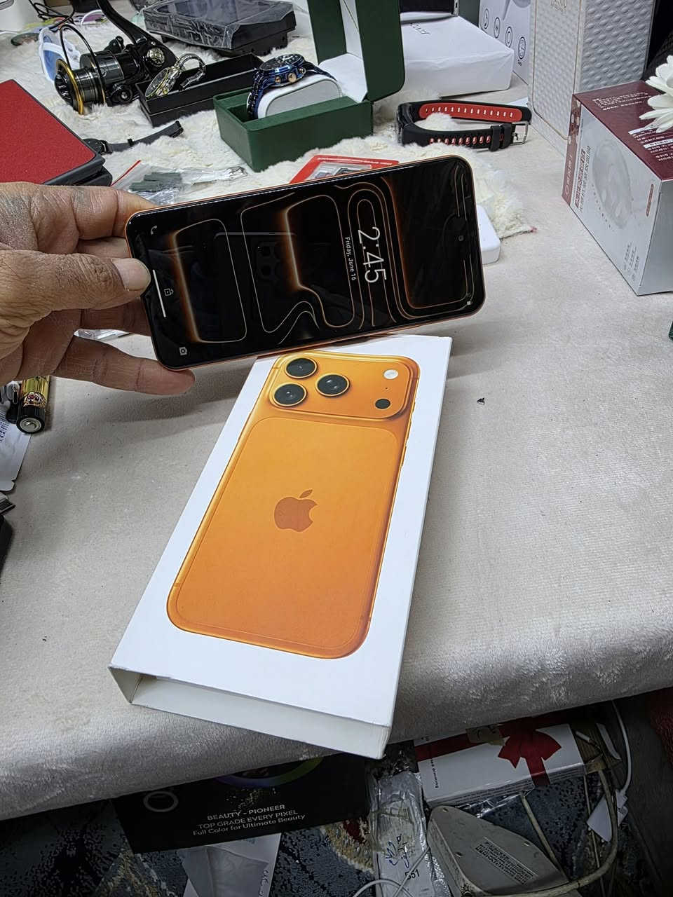 ايفون 17 برو متكسر كوبي ماستر 
ذاكره 512 جديدة لوك عراضه كامل مامفتوح ولا مشتغل أبدا فحص لان طلعت الي بالأمازون 
175 الف سعرها 
***********
أو أتفضل خاص
