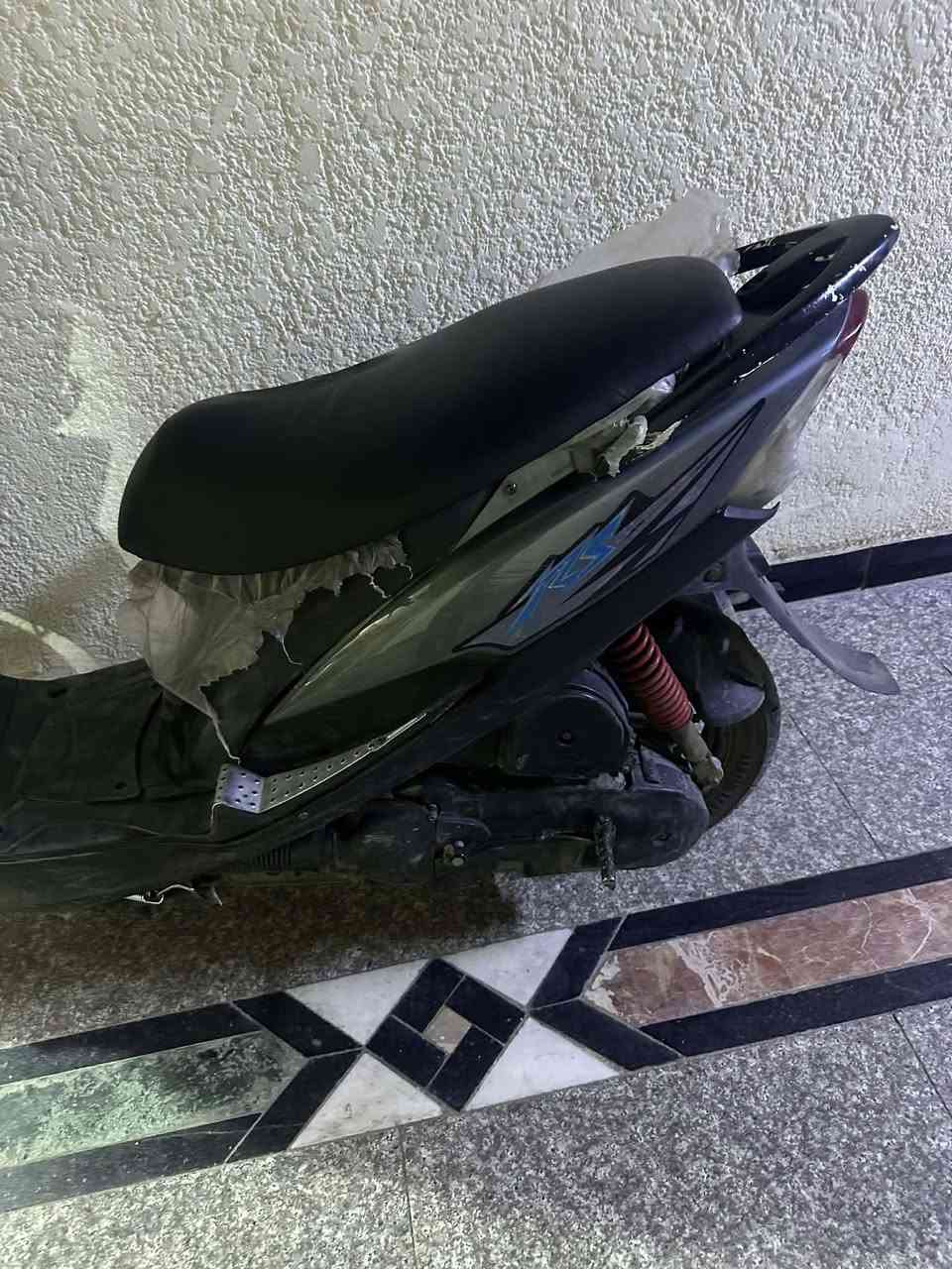 ماكس (عدلة) رصاصي - نظافة ونظرة وتوب 🏍️
للبيع دراجة ماكس عدلة، الدراجة مالت جناي وما محتاجة أي مصاريف، دير بانزين واطلع.
المظهر والبدن: اللون رصاصي ملكي، الكفرات نظيفة جداً ومثل ما موضح بالصور، نظرتها حلوة 
المحرك والأداء: شلعة ومعدل ومشاية، الدراجة نشطة جداً ومحركها صافي وصوته ناعم.
الإضافات: مرايات كاربون فايبر، دبل خلفي رياضي (أحمر)، والنايلون مال بلاد بعده على الكشن.
الحالة العامة: التايرات جيدة،  دراجة مال بيت وعملية جداً.
السعر المطلوب: 475 ألف دينار عراقي.
قفلها: 450 ألف (من الأخير للشراي المستعجل).
المكان: بغداد مدينة الصدر قطاع 76 تقاطع العورة 
للتواصل: ***********
