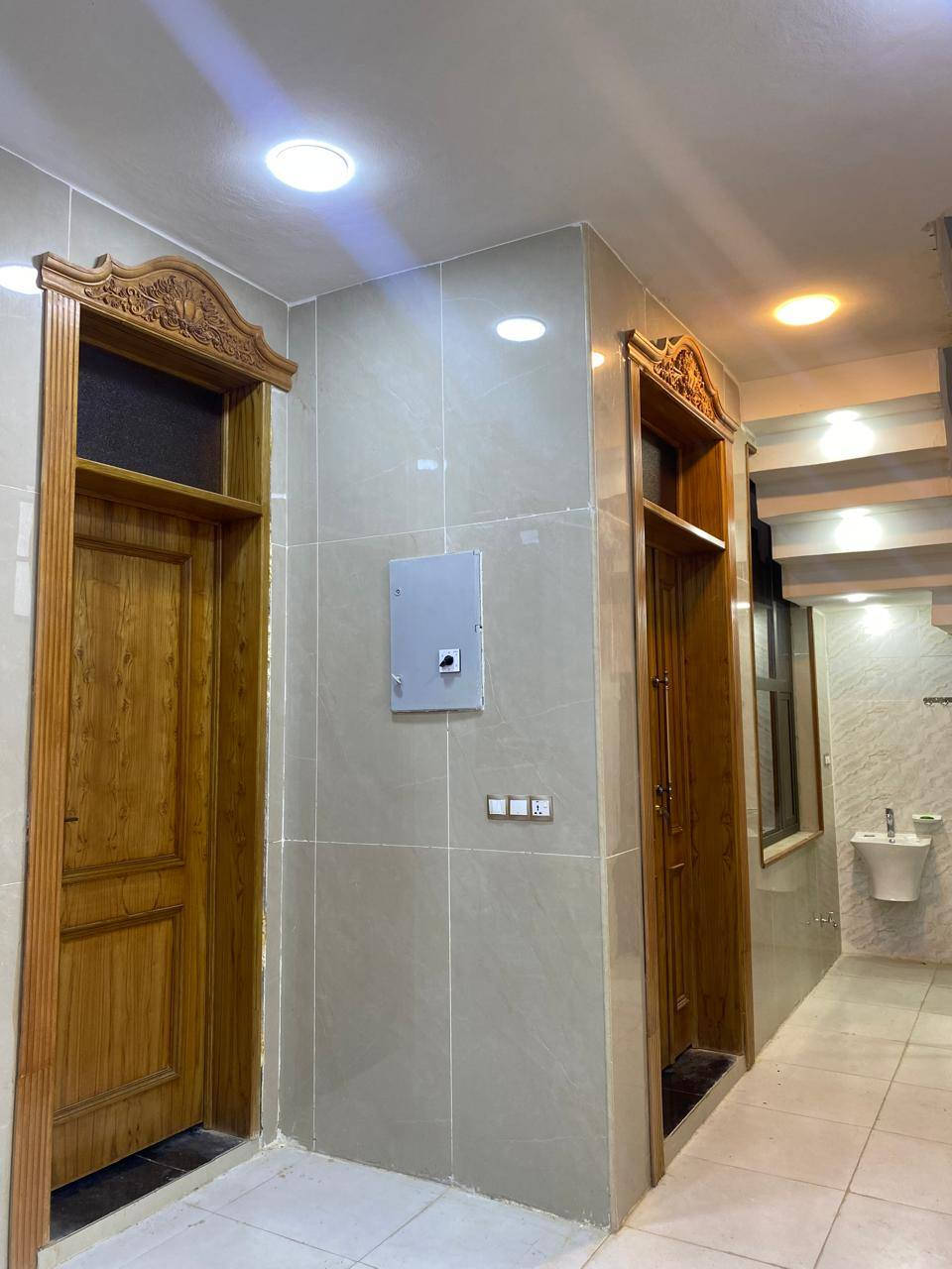 اللهم صل على محمد وال محمد
بيت ٣طوابق بناء حديث كل طابق بيت معزول على الاخر بيت كامل 140م ركن زنجيل في منطقة الخطيب الزراعي شارع الشركة من جهة ومن شارع خوله الجهه الأخرى 
الواجهة 8/5م النزال 16/5م 
البيت نظام دكتات تبريد سبالت 
نظام كاميرات وانترنيت 
الطابق الاول تطبيك الالواح البورسلين 60*120 اسباني 
تأسيس بواري الصحيات والمجاري فتنك الماني 
تأسيس كهربائيات شركة جنون 
الصبغ شركة جوتن 
الأبواب خشب صاج عراقي تفصال 
الاشبابيك الامنيوم تركي شركة عاج المحجرات الدرج خشب صاج عراقي 
الديكورات ونقوش مغربية 
وبعد تفاصيل اكثر 
يرهم مراوس بلجوادين بالرحمانية الدولعي بقطعة أرض الخطيب الزراعي 
الاستفسار ***********
***********بي واتساب
