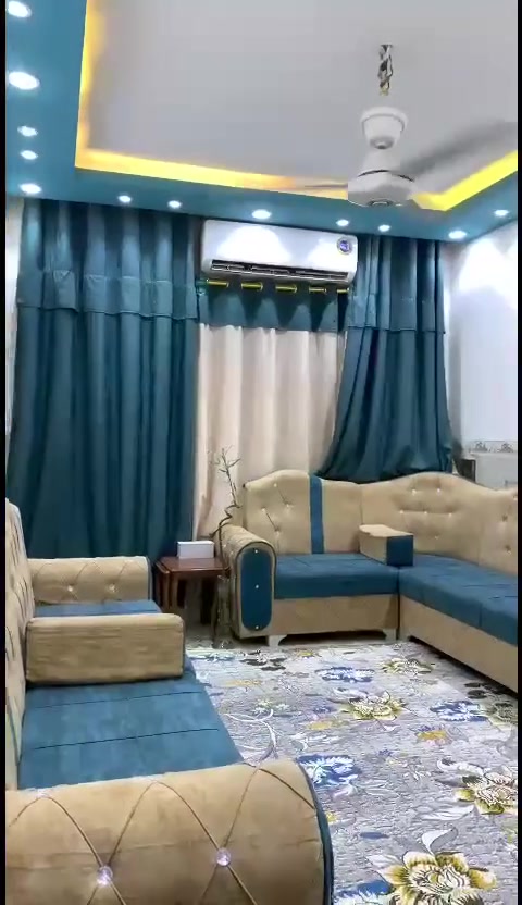 سلام عليكم يوجد بيت 🏠 🏡 ٢٠٠  متر منطقه الانتصار مقابل مستشفي حماد شهاب شارع السوك. قريب السايدين. مال الانتصار 
        مكتب 🏢 البيان 
                العقار 
        ابوديار الشريفي 
          ***********
