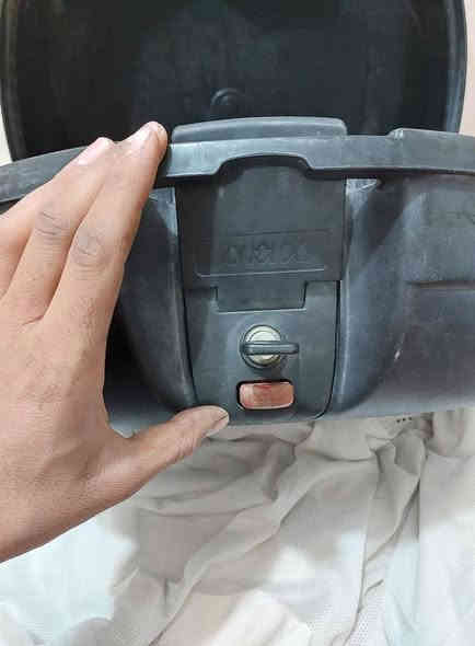 سلام وعليكم صندوق دراجة بالة ياباني قفل سويج صندوق كبير سعر 60 الف فقط توصيل موجود *********** سلفر ونج تي ماكس فورزة بيسي اكس
