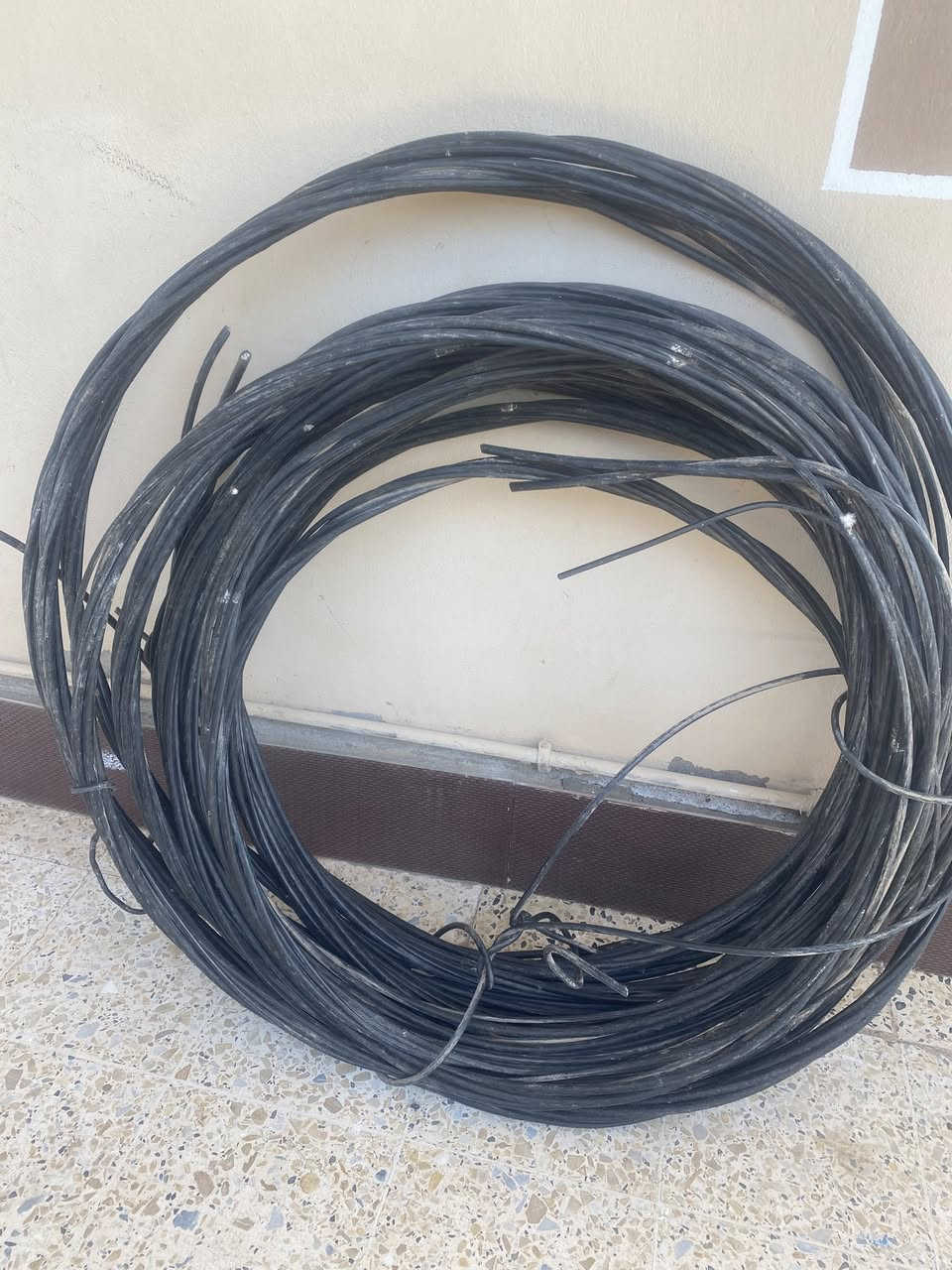 أدمن ممكن توافق 
للبيع ظفيره كرباء طول 50متر درجه أولى 5خطوط سمك 50ملم عدد3فيز و35 و15 مع بلي Xbox One وعامود كهرباء للتواصل ***********
