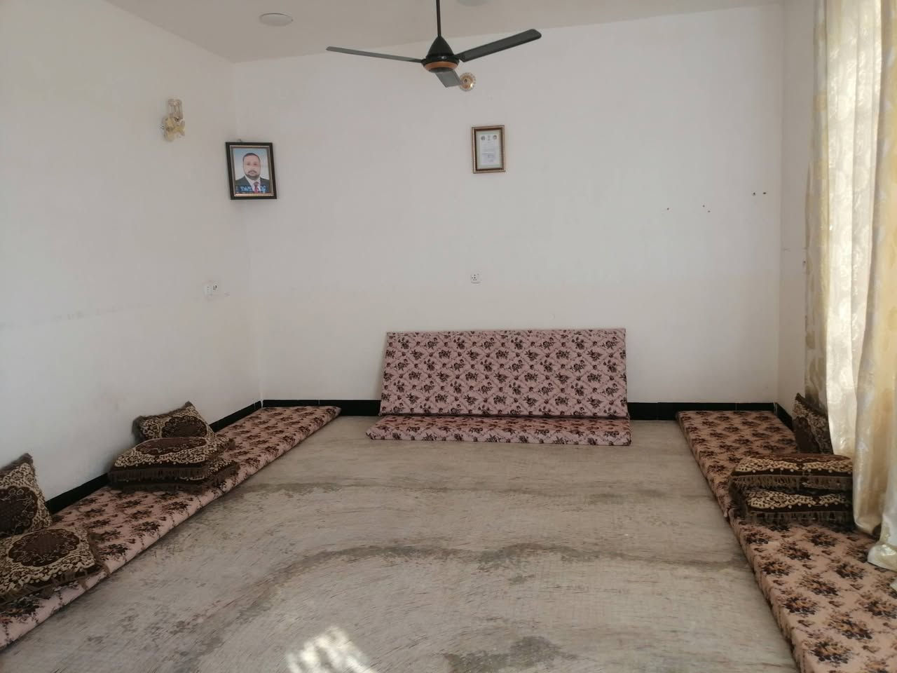 بيت للبيع في الفلوجه في السد خلف مجمع الرحاب قرب شارع المضيف بناء حديث بلوك طابو زراعي المساحه ٢٠٠متر شارع 10 يحتوي على ٢غرف نوم وصاله ومطبخ و ستقبال وحمامات وصحيات خارجيه السعر ٥٣ مليون وبي مجال بسيط للاستفسار مراجعة مكتب القمه للعقار او الاتصال على الأرقام التاليه *********** ***********
