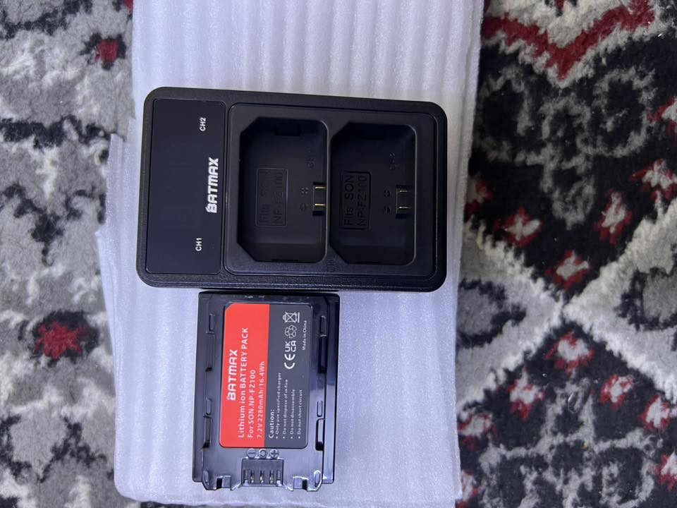 السلام عليكم 
بطاريات كامره +الشواحن 
العدد 8بطاريات 4شواحن 
الي يفيده ينطي سعر وبل عافية عليكم 
تواصل على الرقم ***********
