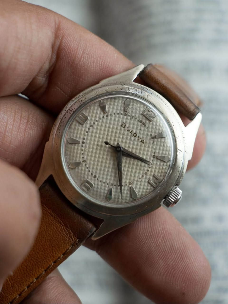 ڤـيــنتــج | Vintage
✅الشركة:Bulova

✅المحرك: Manual Wind (نصب تكويك) 17 Jewels

✅منشأ المحرك: swiss made🇨🇭

✅قياس المينا: 33mm📏

✅الخصائص:

* أرقام عربيه

* العقارب او الاميال بتصميم (Dauphine) عقارب السيف

*  المينا تتميز بتصميم Waffle مع لون فضي

* فترة خزن 48 ساعة

* أنتاج الساعة 1957 الساعه ڤنتج بنظافه عاليه

✅الحالة: نظيفة جداً✨

✅المرفقات: علبة حافظة📦

✅السير : أصلي ومستبدل


**إذا كنت صاحب هذا الإعلان وتريد حذفه لأي سبب، رجاءا أرسل رسالة إلى الدعم الفني**