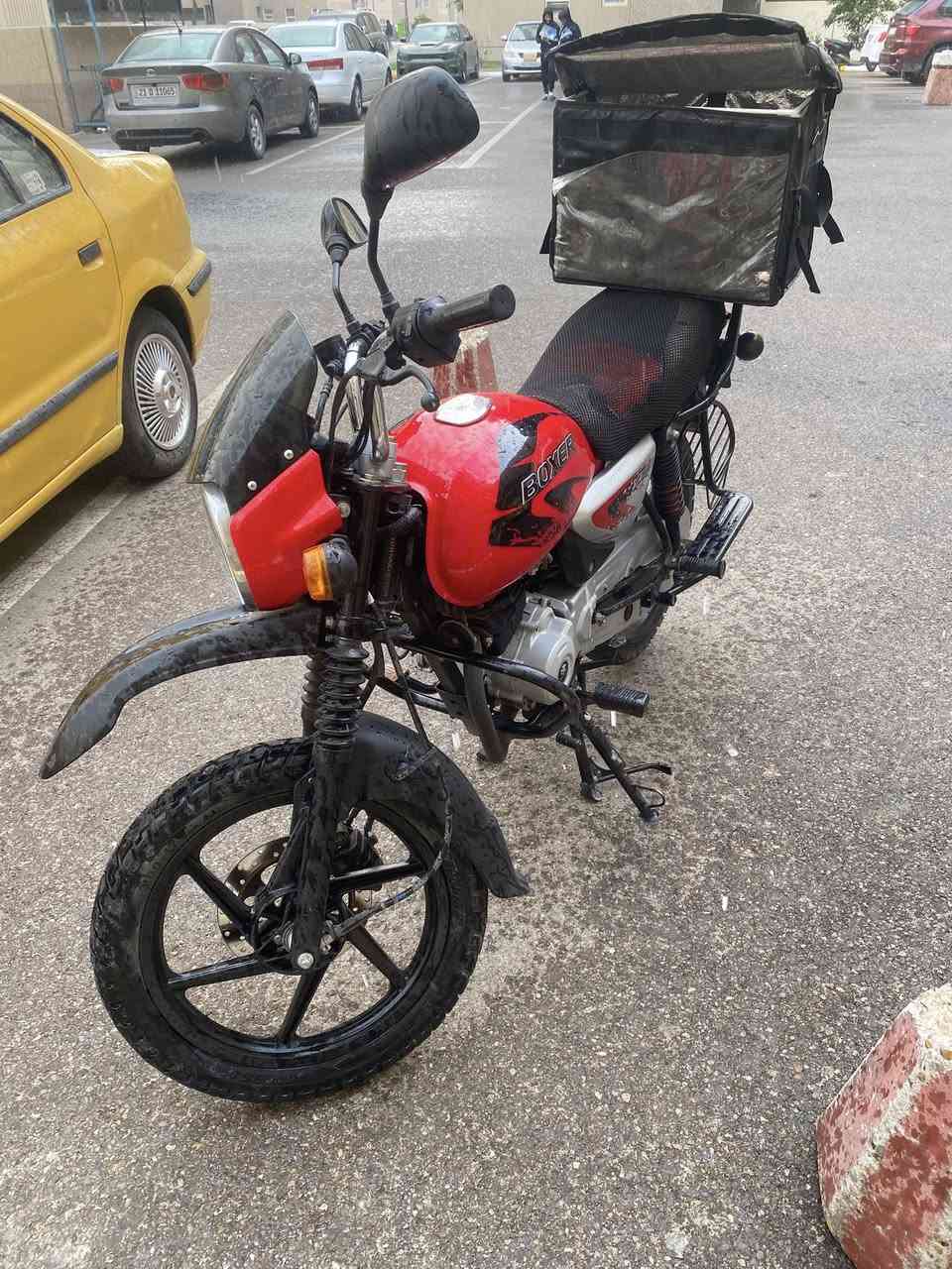 بوكسر جبلي 23 سنوية بإسمي ورقم بغداد بعدني ما مستلمه ماشية 18 الف حقيقي دراجه بعدها على وضع الشركة نضافه فول ما بيها حادث ولا مفتوحه مكينتها 
***********
مكاني بغداد
