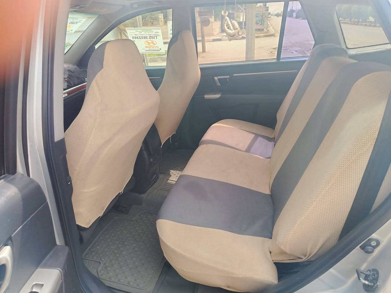 السلام عليكم سنتافي أدوات ١٢ كصت جنطه مشتغله بيدي حداديه امامي وخلفي جديد طخم تاير جديد تبريد وتتفا وثلاجه تبريد قطعتين ٧راكب لون سلفري شاشه وكامرة خلفيه مكينه كاز  السعر ٦٥ وبيه مجال حك الجيه مكان السيارة عمارة ***********
