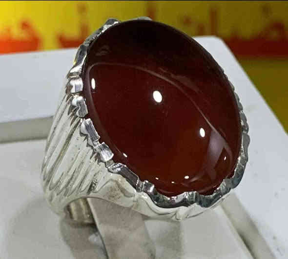 تحفة نادره من العقيق اليماني الطبيعي الأحمر المزعفر بصياغة البحرين الثقيله حجم الحجر ٣ سانتيم الاربع مقاس الخاتم ٢٤ يوجد توصيل لجميع محافظات العراق ***********استفسار أو اتصال واتساب
