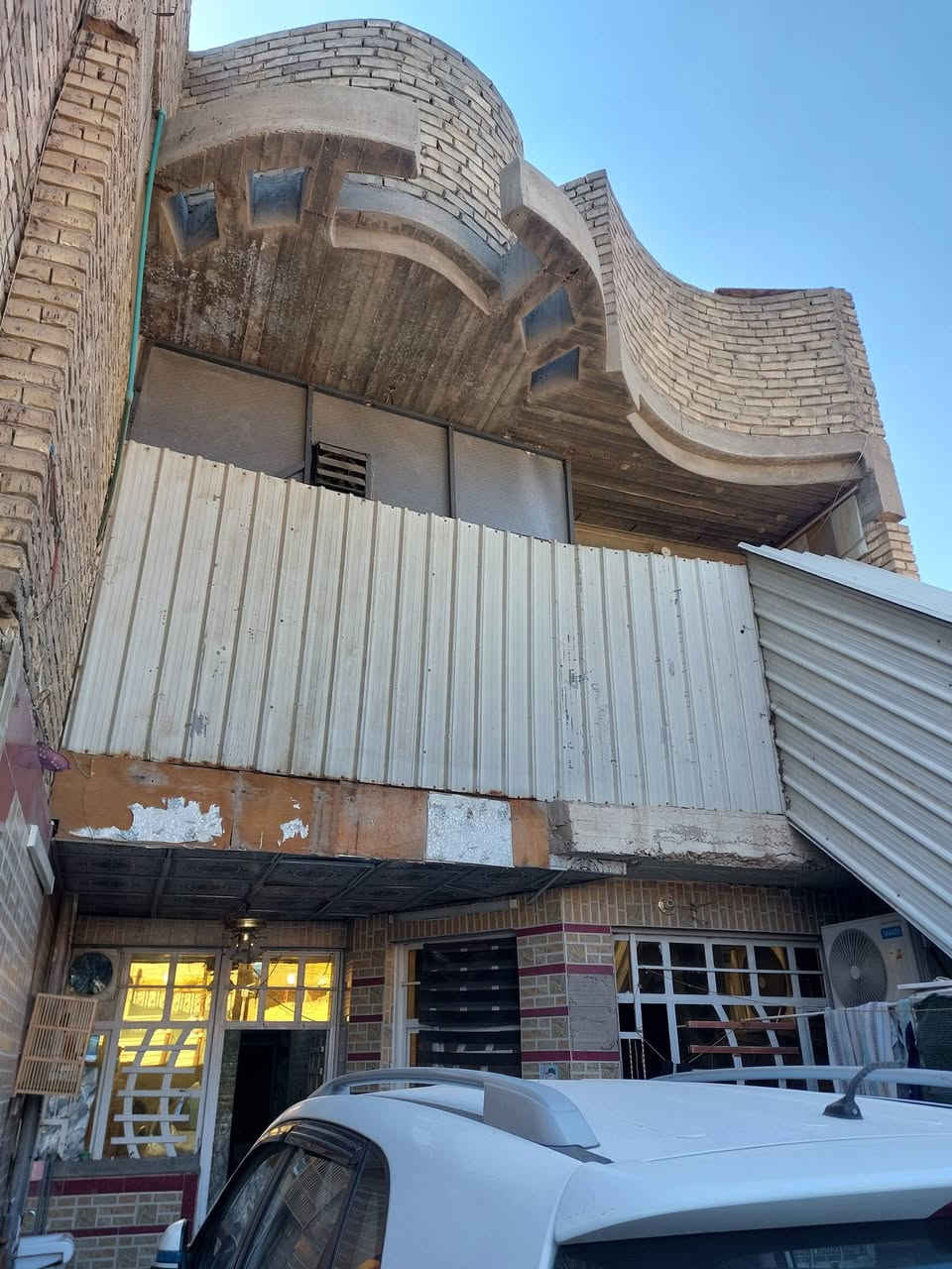 السلام عليكم دار للبيع مساحه 150 ربع غرف نوم الطابق الرضي ستقبال وصاله ومطبخ وغرفه منور وحمام  الطابق الول تلث غرف نوم وحمام الصطح شتايكر ومخزن بل طابق الثاني ويه البيتونه الموقع الورفلي شارع القطع رقم *********** السعر خاص وتدلل
