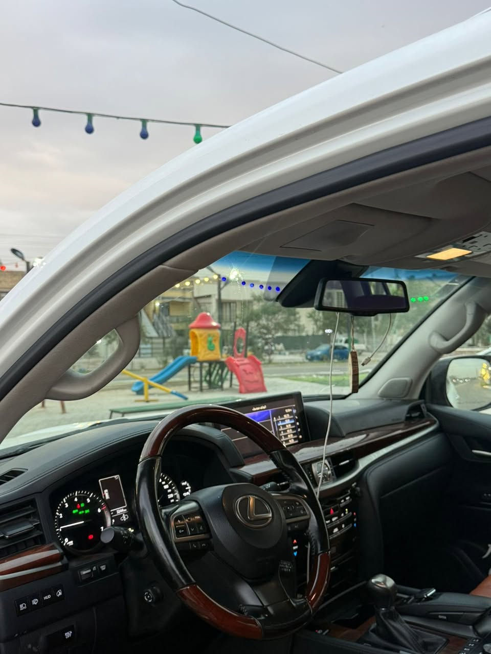 السلام عليكم 
لكزز 2021 سوبر سبورت 
5700:V8
مواصفات بوب شفط 
داخل قرميدي 
رقم بغداد
ماشيه 72 الف 
خزن ميموري 
كشنات تدفئه تبريد 
كامرات 360 
بريميه 
مع مرفق السونار داخل المنشور
الموقع بغداد حي الجهاد قريب جامع محمد رسول الله 
للاستفسار ***********

