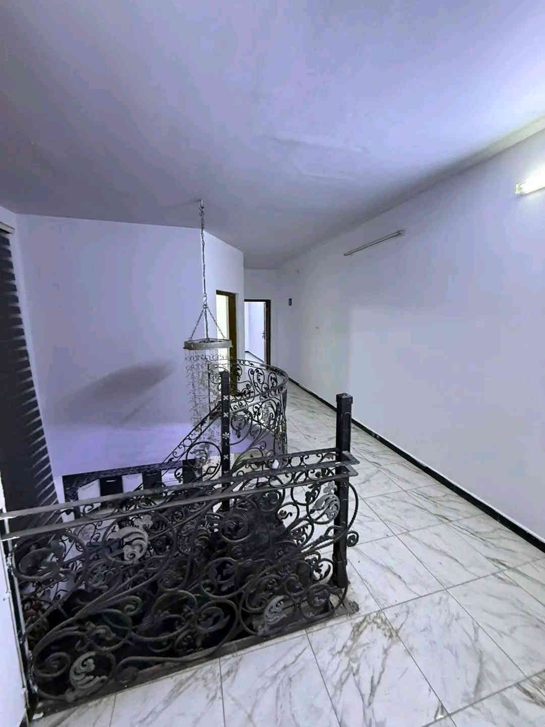 #للايجار في السيديه

بيت 150 م طابقين نضيف جدا 

يحتوي ع 4 غرف نوم وصاله ومطبخ وخدمات عدد 2 وهول داخلي وكراج 

مجهز بكاونتر 

الموقع الضباط خلف الشارع التجاري

***********
