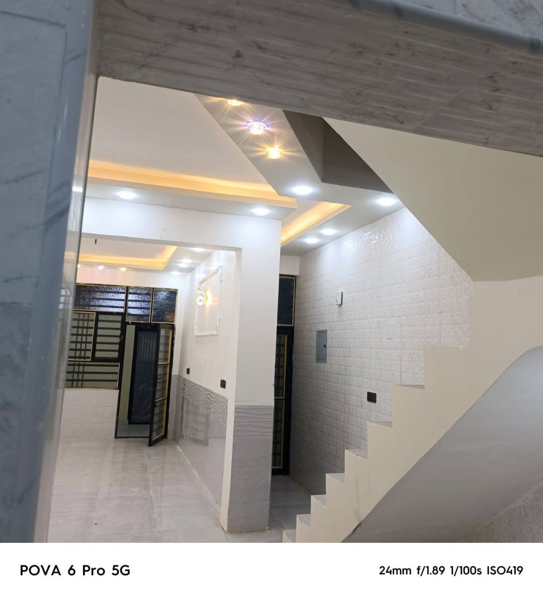 دار للبيع بالنداء شارع مجمع بيتي منطقة 56 بضهر شارع مجمع بيتي مساحة البيت 100 متر  طابق ونص سعر 115 مع المجال رقم الهاتف واتساب ***********
