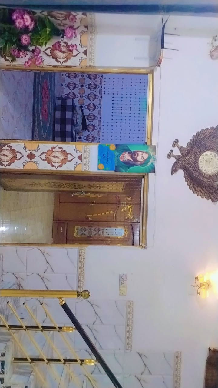 بيت ١٨٠ متر يتكون غرفتين نوم ٤في ٥ واستقبال ٧ في ٥ وصاله ومطبخ ٦ في ٥ وصحيات خارجيه وداخليه وكراج يسع إلى تكتك وترك ٦ في متر وعشرين وترك ثاني ٢ في ٢ البيت بناء جديد وعالي عن الشارع فوك المتر البيت كله سيراميك جداري وارضي كهرباء دفن تأسيس ماء جديد الصطح اوزكام مغلف العنوان ٧ قصور شارع ابو احمد قرب مدرست ابن سيناء قبل فرع أسواق نصير هاتف *********** ابو سجاد للعلم الشارع كله مقرنص جديد ومجاري جديده

