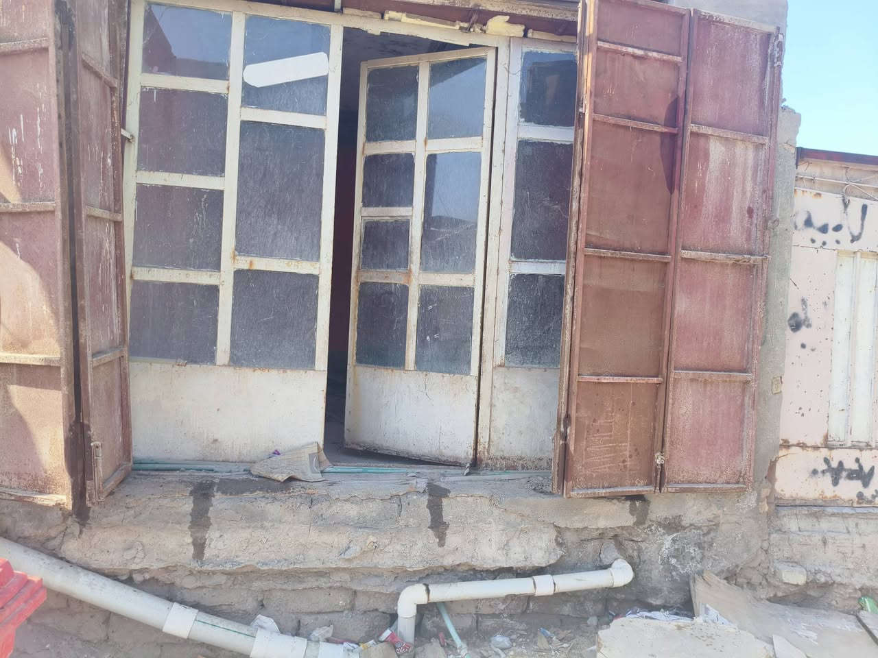#مكلفة_بالنشر
السلام عليكم باب 🚪 جام مال محل عرض باب 3 متر تقريباً ارتفاعة 3 كذالك تقريباً للبيع اذ احد يريد باب حديد بالمقدمة هم للبيع 5 طلاقات باب حديد مال محل المكان هور السعد يم مكتب حجي يوسف بدر او قرب جامع الإمام الحسين 

#السعر اتصلو او واتساب على هل رقمين

***********
***********

