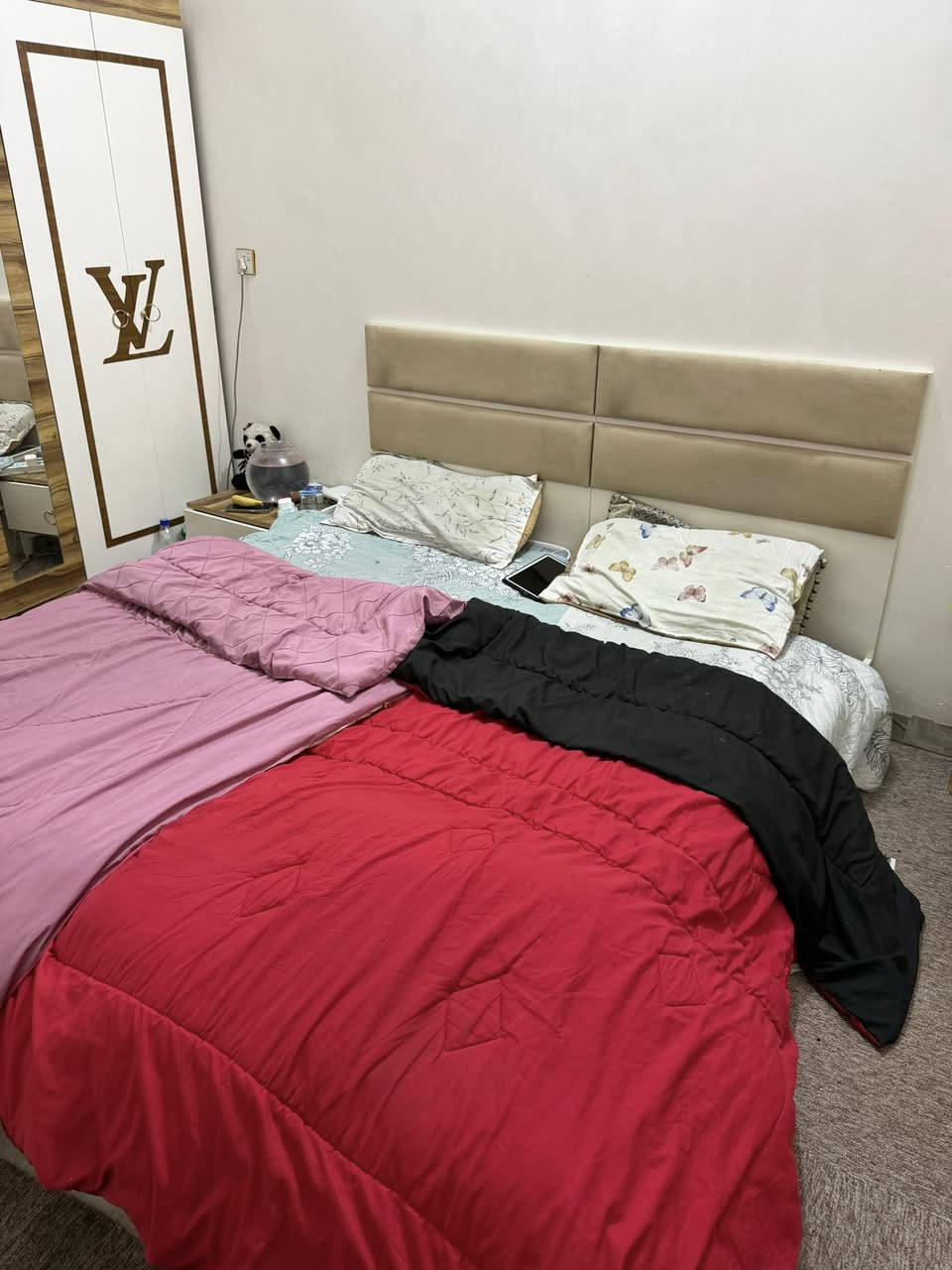 غرفة شبابية نفرين خمس قطع مابيها اضرار تركية  سعرها 300 ألف نظيفه وحلوه وبيها مجال إذا شراي سكني كربلاء باب طوريج 
للاستفسار ***********
