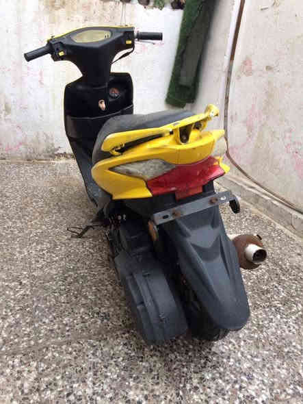 ادرس لد حديث ماليزي 
دراجه كله شغاله كهربائيات شغاله تايرات جدد شلعه ومعدل مكينه بيه تبخير خفيف الدراجه من مطرت طبيت بالمي وبعد مشتغلت الهندر خرط والباتري كاعد 
اني ابيع كوم حديد      عنواني بغداد الجديدة 
واذا تحب جيب بلك وباتري وتعال شغله مكينه مبيها صوت للبيع او مراوس سعر قفل 180 الف 
علق واني اطبلك خاص او ***********
