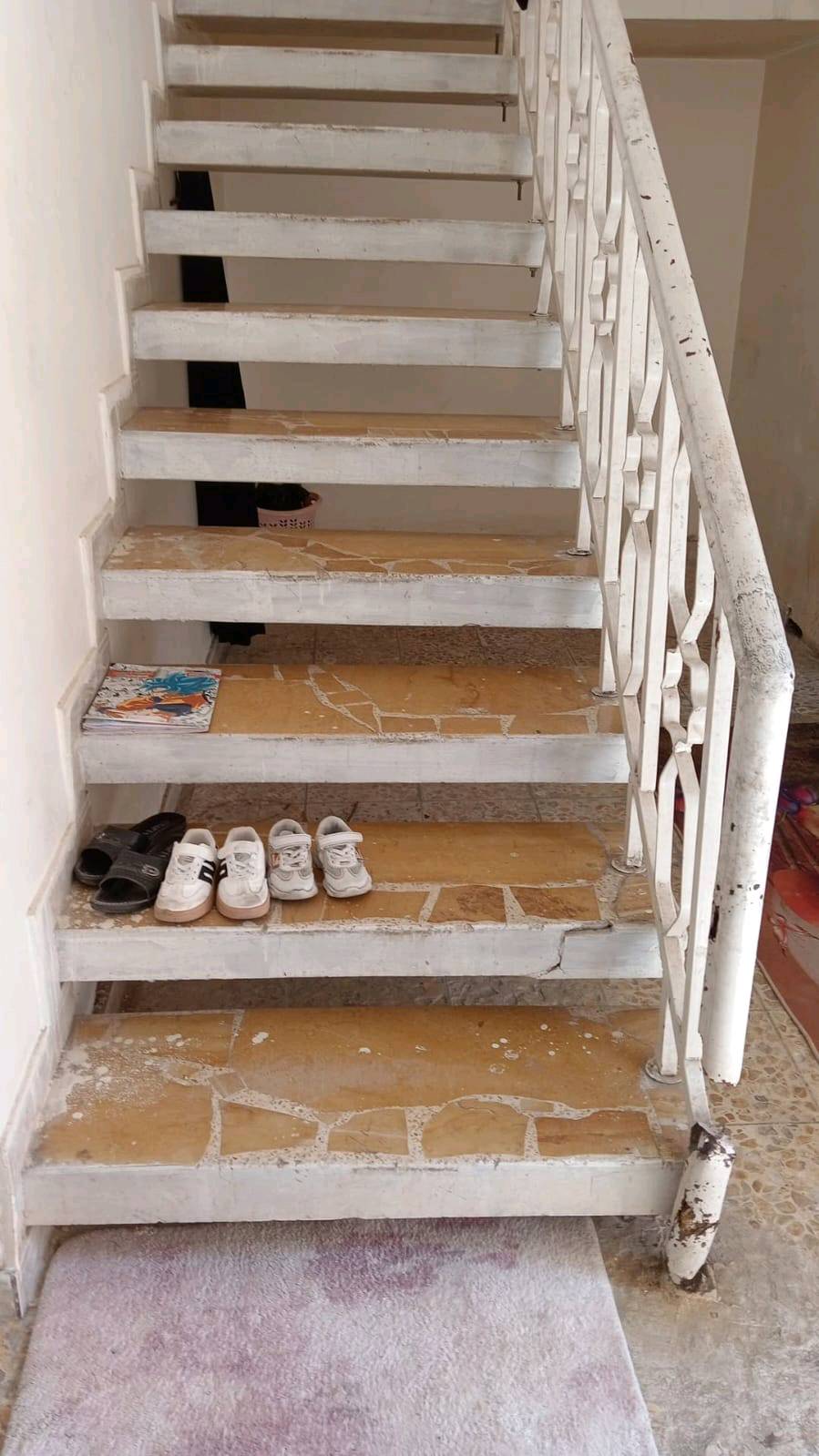 بيت للبيع في حي الجهاد مساحة 250 متر حديقه استقبال مطبخ غرفه بلاخير حمامات عدد2 وترك فوك غرفتين وسطح بيت ذوي الشهداء وزارة الاعمار والاسكان باقي. بس تميلك سعر 375مليون وبيه مجال الاستفسار اتصال على الرقم ***********