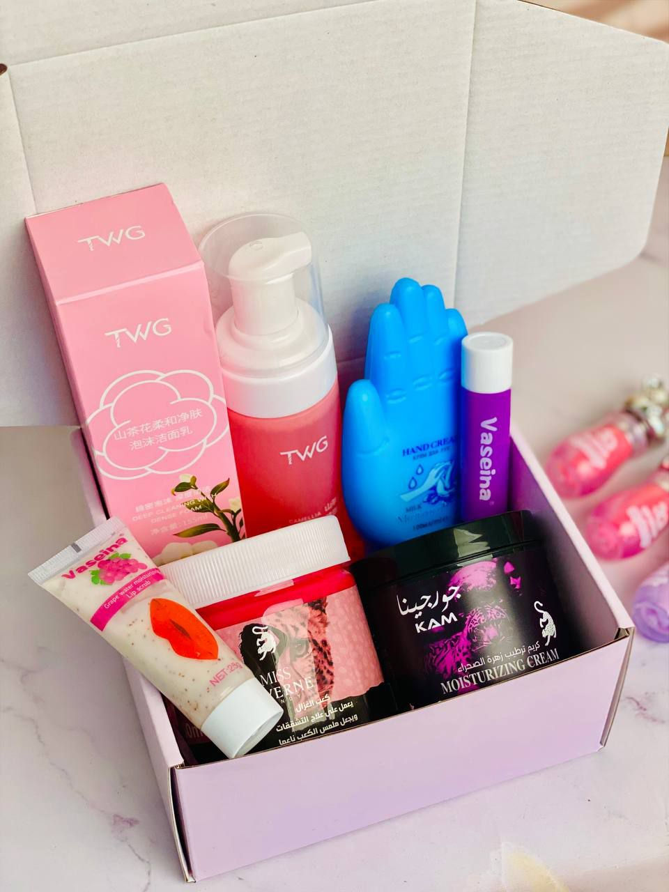 بوكس عناية متكامل – دلع من الرأس للكعب 🌸

إذا تريدين عناية كاملة ببكج واحد مرتب 💕 هذا البوكس راح يغنيج عن هواية منتجات 👇😍

🫧 غسول وجه كوري – تنظيف عميق ويخلي البشرة ناعمة ومنتعشة ✨
🌺 كريم مرطب زهرة الصحراء جورجينا – ترطيب قوي ولمسة نعومة تدوم
🦌 كعب الغزال – يعالج التشققات ويخلي ملمس الكعب ناعم ومرتب 👣
🤲 كريم مرطب لليدين – نعومة فورية ويحافظ على رطوبة اليدين
💄 حمرة سحرية – لون طبيعي حسب حرارة الشفايف 💋
🍓 مقشر للشفاه – يزيل الجلد الميت ويخلي الشفايف ناعمة وجاهزة للحمرة

بوكس عناية متكامل ✨
تنظيف + ترطيب + نعومة + جمال

سعر البوكس 15 الف والتوصيل لكل المحافظات 4 آلاف


**إذا كنت صاحب هذا الإعلان وتريد حذفه لأي سبب، رجاءا أرسل رسالة إلى الدعم الفني**