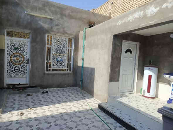 سلام عليكم بيت للبيع مساحه ٢٠٠ بنيان بلوك  غرفتين4×5 وصاله4×8 ديوانيه 6×4 مطبخ 5×4ومحل  4×3  مناور عدد ٣ 2×4وصحيات  البيت كامل ماعوزه شي  مكانه منطقه البيكات فرع الحسينيه الجخيور الستفسار👈***********
