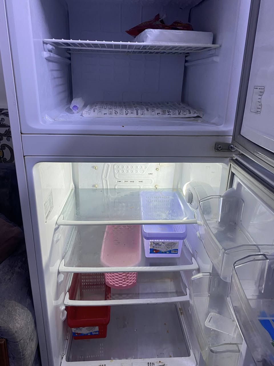 ثلاجة آل جيلوس المانية 18 قدم نضيفه مداخله تصليح مكفوله تبريد وتجميد 100‎%‎ كل تفاصيلها ب الصور غاز 134a رقم الاتصال *********** سعرها 200 الف
