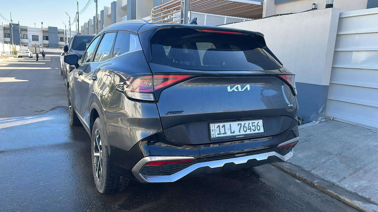 السلام عليكم
للبيع: كيا سبورتاج 2023 EX Hybrid – وارد أمريكي – نظيفة جداً

🔹 الموديل: 2023
🔹 الفئة: EX Hybrid
🔹 النظام: بنزين + كهرباء (هايبرد)
🔹المسافة المقطوعة : ٣٤٠٠٠ كيلو وليس ميل
🔹 الاستيراد: أمريكي
🔹 الحالة: ممتازة – استخدام شخصي

المحرك والأداء:
 • محرك 1.6 لتر تيربو GDI
 • نظام هايبرد كهربائي مدمج
 • القوة الكلية: 227 حصان
 • عزم قوي واستجابة سريعة
 • قير أوتوماتيك 6 سرعات تقليدي (مو CVT)
 • دفع رباعي
 • صرفية وقود ممتازة واقتصادية جداً داخل المدينة وخارجها

التجهيزات الداخلية:
 • مقاعد جلد أصلية فئة EX
 • كرسي سائق كهربائي متعدد الاتجاهات
 • تدفئة مقاعد أمامية
 • مكيف أوتوماتيك ثنائي التحكم (Dual Zone Climate Control)
 • شاشة وسطية 12.3 إنج أصلية وكالة
 • عدادات رقمية
 • Apple CarPlay + Android Auto
 • تشغيل بصمة (Smart Key + Push Start)
 • شاحن لاسلكي
رادرات ٣٦٠
 • تحكم كامل من المقود
 • مثبت سرعة
.قيادة شبه تلقائية
 • كاميرا خلفية دوارة
 • حساسات خلفية
 • نظام المحافظة على المسار
 • تنبيه تصادم أمامي
 • ١٦ ايرباگ (جميعها سليمة)

الإضاءة:
 • هيدلايت أمامي Projector عادي
 • إضاءة نهارية LED
 • أضوية خلفية قياسية

حادث السيارة : في الباب الخلفي (الصندوق فقط)، وتمت معالجتها أصولياً، وجميع الـ Airbags سليمة ولم تعمل. السيارة على وضعها الوكالة من الداخل بالكامل عنوان السياره كربلاء المقدسة سعر السياره 220 وبيها مجال رقم التلفون ***********/***********

