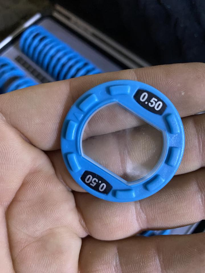 السعر 85 الف متوفر توصيل جميع المحافضات
 تضهر الصورة مجموعة عدسات منشور بصرية (Prism Lens Set) تُستخدم في عيادات العيون ومجال البصريات. هذه العدسات مصممة خصيصاً لمساعدة أخصائيي البصريات وأطباء العيون في قياس وفحص حالات طبية معينة مثل الحول (Strabismus) وخلل التوازن العضلي في العين. 
المواصفات الأساسية للمجموعة:
عدد القطع: تتكون المجموعة عادةً من 58 قطعة من المنشورات المختلفة.
المادة: تُصنع العدسات من زجاج عالي الجودة (مثل زجاج K9) لضمان الدقة البصرية، وتأتي بحواف بلاستيكية ملونة (غالباً باللون الأزرق كما في صورتك).
نطاق القياس: تشمل العدسات ديوبتر منشوري (Prism Diopter) يبدأ من 0.12 ويصل إلى 10.00.
الحقيبة: يتم حفظ العدسات في حقيبة ألمنيوم متينة ومنظمة لتسهيل النقل والحماية.


**إذا كنت صاحب هذا الإعلان وتريد حذفه لأي سبب، رجاءا أرسل رسالة إلى الدعم الفني**