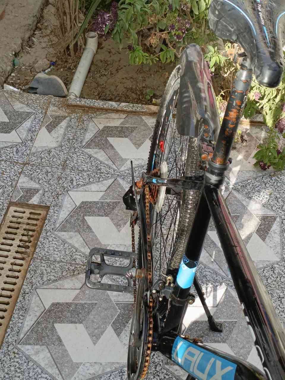 سلام عليك بايسكل جبلي حجم26كله شغال بس البداله الاماميه موكفه بل برغي نفسه يعني بس تروح توازنه بايسكل نضيف وكلشي شغال بي 
السعر 120وبي مجال حك الجيه لا تكسرون بسعره مكاني الناصريه حي الشهداء نهايت شارع النص 
***********راسلوني واتس او ماسنجر
