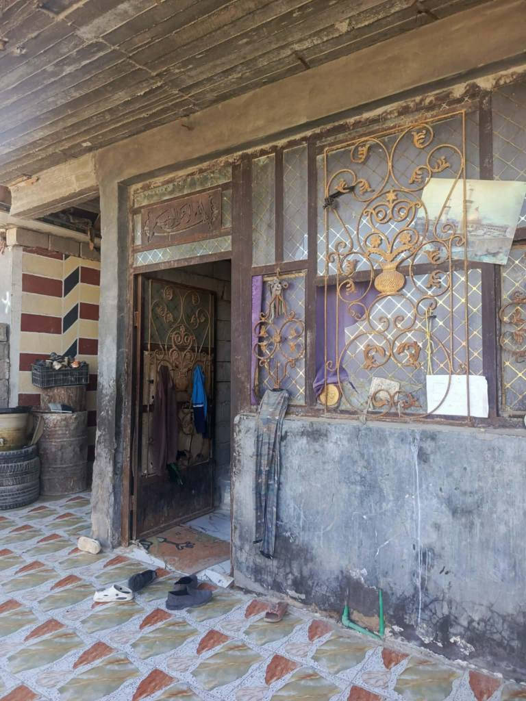 السلام عليكم ورحمة الله وبركاتة
بيت للبيع في حي ذويب الثالث اول فرع تبليط للباب‏
مساحة البيت 250م
يحتوي على غرفتين 4×5 وصالة 8×4 ومضيف7×4 ومطبخ4×4
البيت بي نقص بسيط كلش
 بناء البيت حديث 
بعض من صور البيت
للاستفسار اكثر ‏‪***********‬‏
***********
