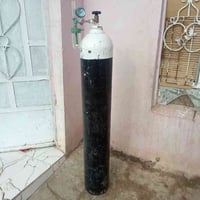 قنينه اوكسجين مال مريض ياباني جاهزه هيه والجهاز متروسه المكان نيل اتصا...