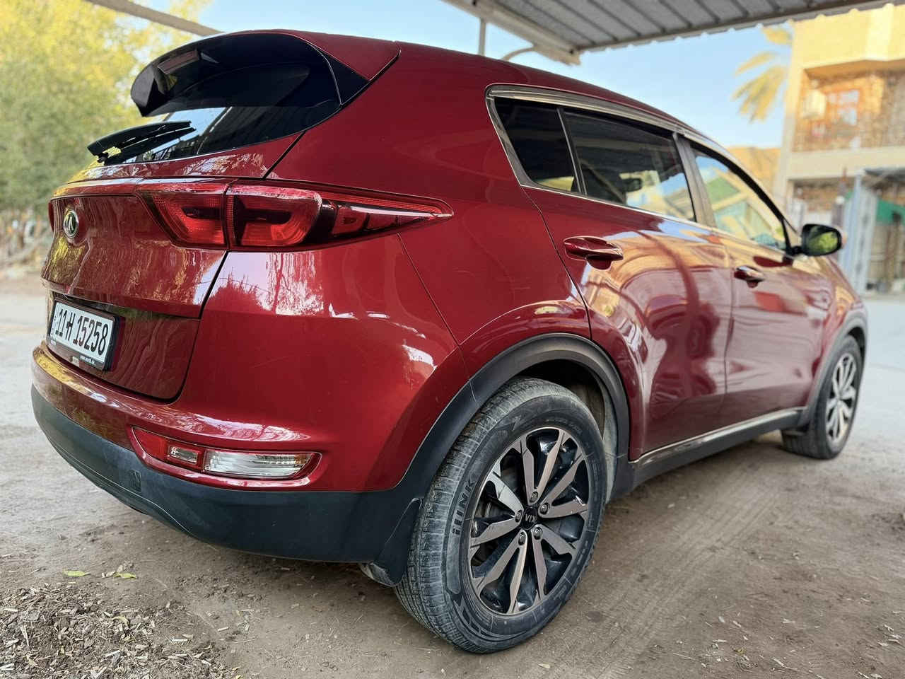 كيا سبورتج 2017 وارد امريكي 
محرك 2400 GDI 
حادثها مثل ما موضح بالصور بابين عكس السايق مصلح ومصبوغ نفسة - وبارد بالصندوك -البجم كبس 
بيها رصعة بالقمارة مثل ما موضح بالصور 
ماشية 92.300 ميل 
مواصفات عادية شاشة صغيرة وكامرة 
السياره ع ايدي صارلها 6 سنوات نظيفة افولها كله محسن ودهن درجة اولى مناقصها شي 
السعر 145 ورقة وبيها مجال 
مكاني بغداد اليرموك للاستفسار 
***********
