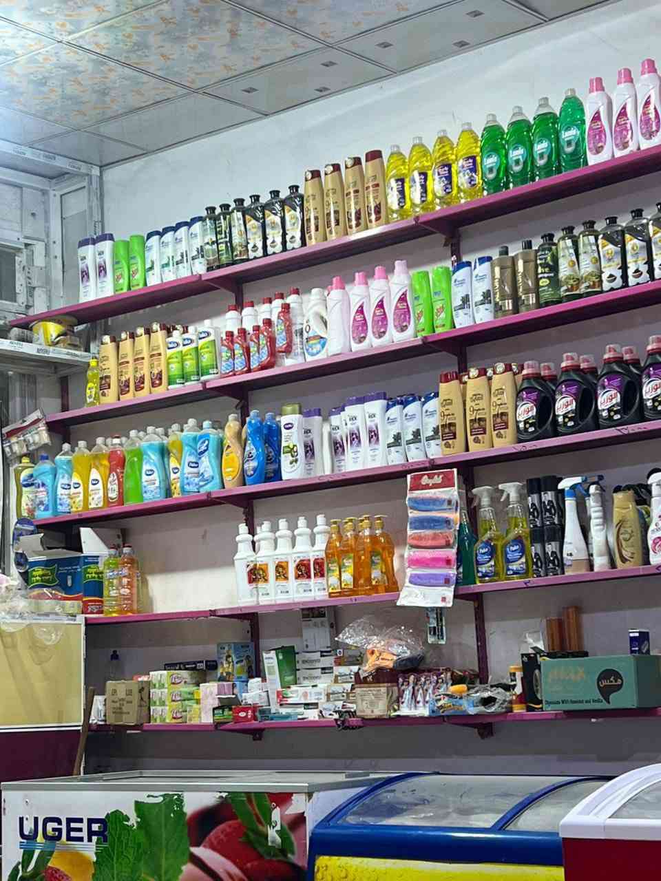 محل للبيع حي الشهداء قرب مدرسة فيض التقى للاستفسار ***********
