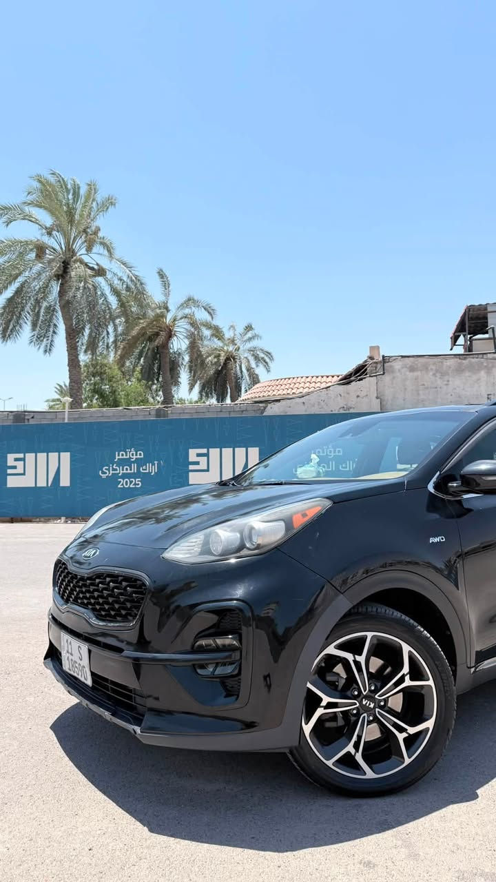 السلام عليكم كيا سبورتج 2021 sx prestige فول مواصفات للاخير ( بانوراما تدفئة وتبريد كشنات وتدفئه ستيرن حساسات رادارات سماعات هارمن كاردن وبعد بيها هواي مواصفات ) ماشية 48 الف فقط مكينة 2.0 تيربو حادثها جاملغ امامي يمين وبنيد حادثها حلو وصارت عندي هنا طخه بالباب الامامي اليمين طخة بسيطة بعدها على وضعها السيارة كلش جديده وسعرها مناسب مكانها بغداد الدورة للاستفسار اكثر : ***********
