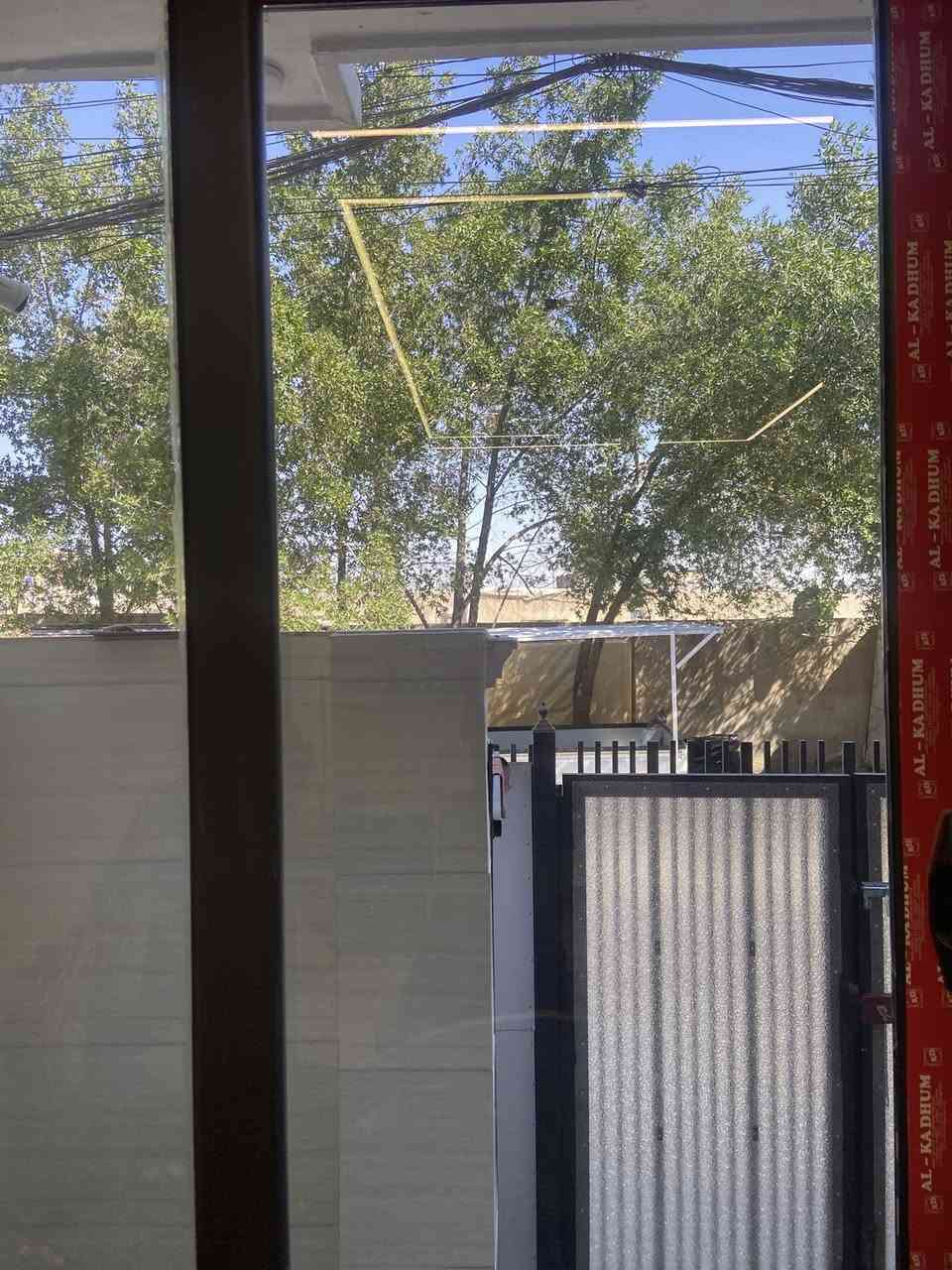 السلام عليكم
دار المساحة 75 للبيع
شعب حي التجار شارع الاسواق المركزيه 
لايوجد جار مقابيلك 
تشجير مقابيلك ومكان مال 3 سيارات+مخزن 
 بناء 2025 شهر 9 جديد
الشارع ميغرك ولا يفيض 
4 غرف نوم وسطح واستقبال وحولي ومنور
بناء مرمر +بورسلي 
حمامين  2
ثلاث طوابق
كل طابق مطبخ وساحبه وحده
بس دارين بل سند
فرع مابي هواي بيوت هادء
اناره لدات كهرباء وطنية جهتين
ثالث بيت على شارع العام 
كل شي قريب يمك
***********
