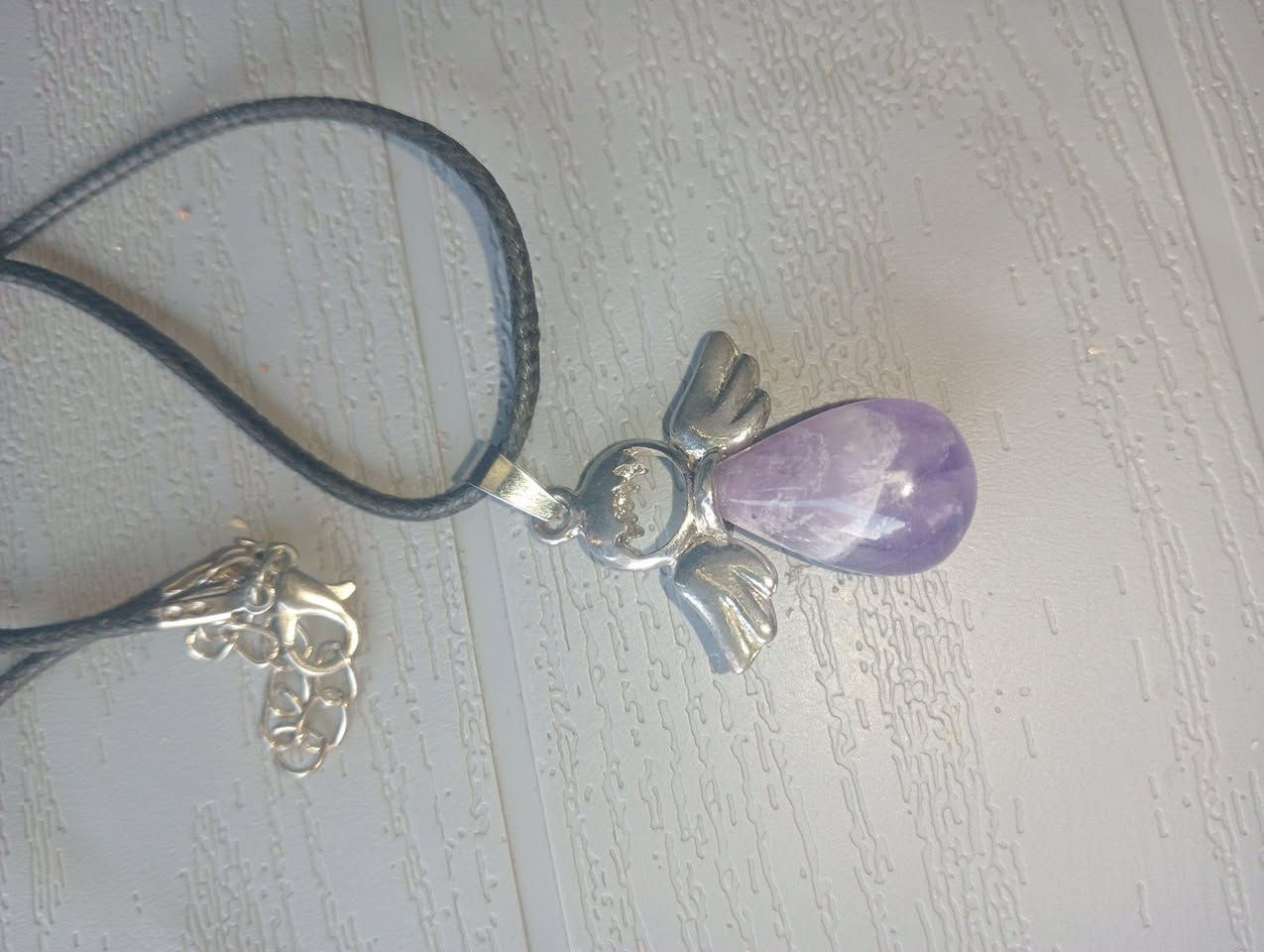 قلادة "الملاك الحارس" من حجر الجمشت الطبيعي (Amethyst) للبيع 🌟
لكل محبي التميز والأحجار الكريمة، معروض للبيع قلادة راقية تجمع بين جمال الطبيعة والتصميم الروحي الفريد كما تظهر في الصور 1000058315.jpg و 1000058316.jpg و 1000058317.jpg.
✨ مواصفات القلادة:
الحجر الرئيسي: حجر جمشت طبيعي (Amethyst) أصلي مصقول بعناية على شكل قطرة، يتميز بتموجات ساحرة تجمع بين اللون البنفسجي والأبيض.
التصميم: مجسم معدني أنيق وعالي الجودة على شكل "ملاك حارس" بجناحين فضيين يلتفان حول الحجر.
الملحقات: تأتي مع حبل جلدي أسود متين ومريح، مزود بقفل فضي متين وسلسلة لتعديل الطول حسب الرغبة.
الحالة: جديدة تماماً وبحالة ممتازة (نفس المظهر تماماً في الصور 1000058315.jpg، 1000058316.jpg، و 1000058317.jpg).
🔮 فوائد حجر الجمشت (طاقة المكان والجسم):
يُعرف حجر الجمشت بقدرته العالية على المساعدة في تخفيف التوتر، جلب السلام النفسي، طرد الطاقات السلبية، وتعزيز التركيز والهدوء. خميس مليانة, الجزائر


**إذا كنت صاحب هذا الإعلان وتريد حذفه لأي سبب، رجاءا أرسل رسالة إلى الدعم الفني**
