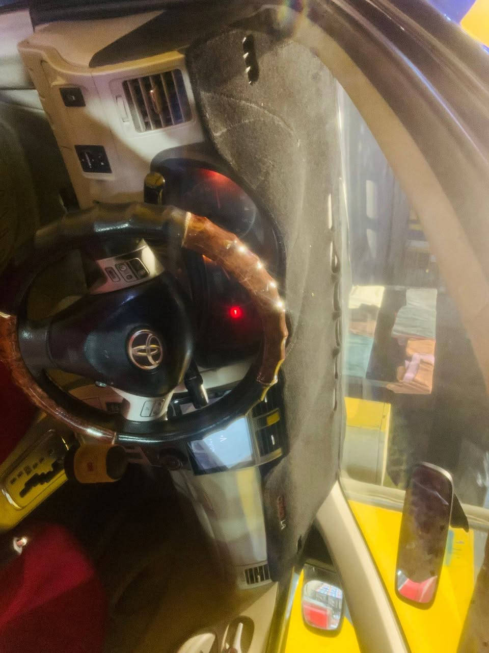 السلام عليكم ورحمة الله وبركاته سياره كورلا للبيع الموديل 2011 الوارد امريكي السياره ضررها جاملغ، اليسار بدون دواخل والجاملغ اليمين توحيد لون الممشه 120الف السعر 125 او بيها مجال لتواصل خاص او *********** السياره شاشه  او تحكمات استيرن الرقم نينوى مصطره السنويه ما صاقطه
